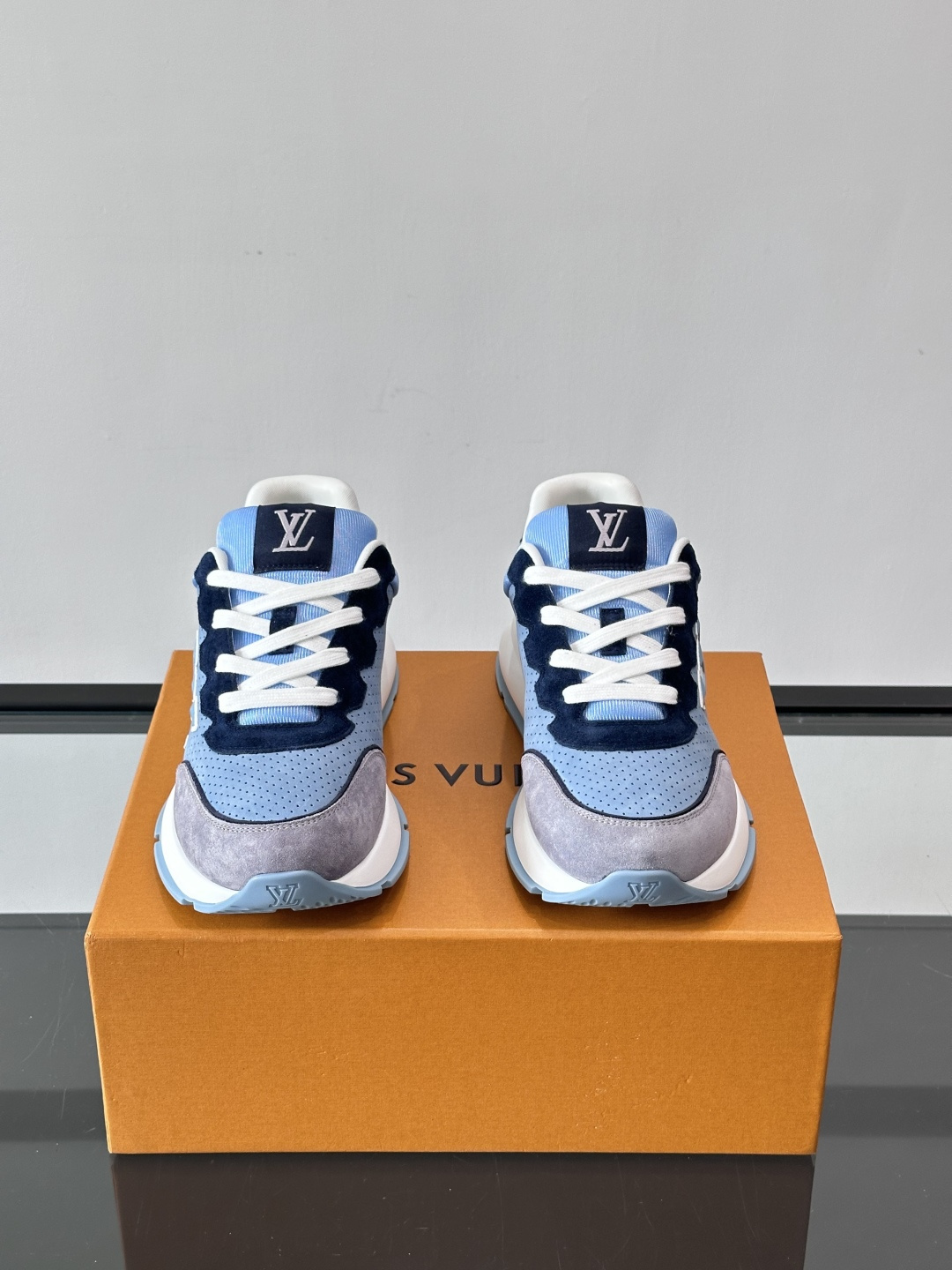 ◾️▫️L 男士经典休闲运动鞋，本款 运动鞋为柔软牛皮革描摹经典 Monogram 印花，塑造优雅鞋面。