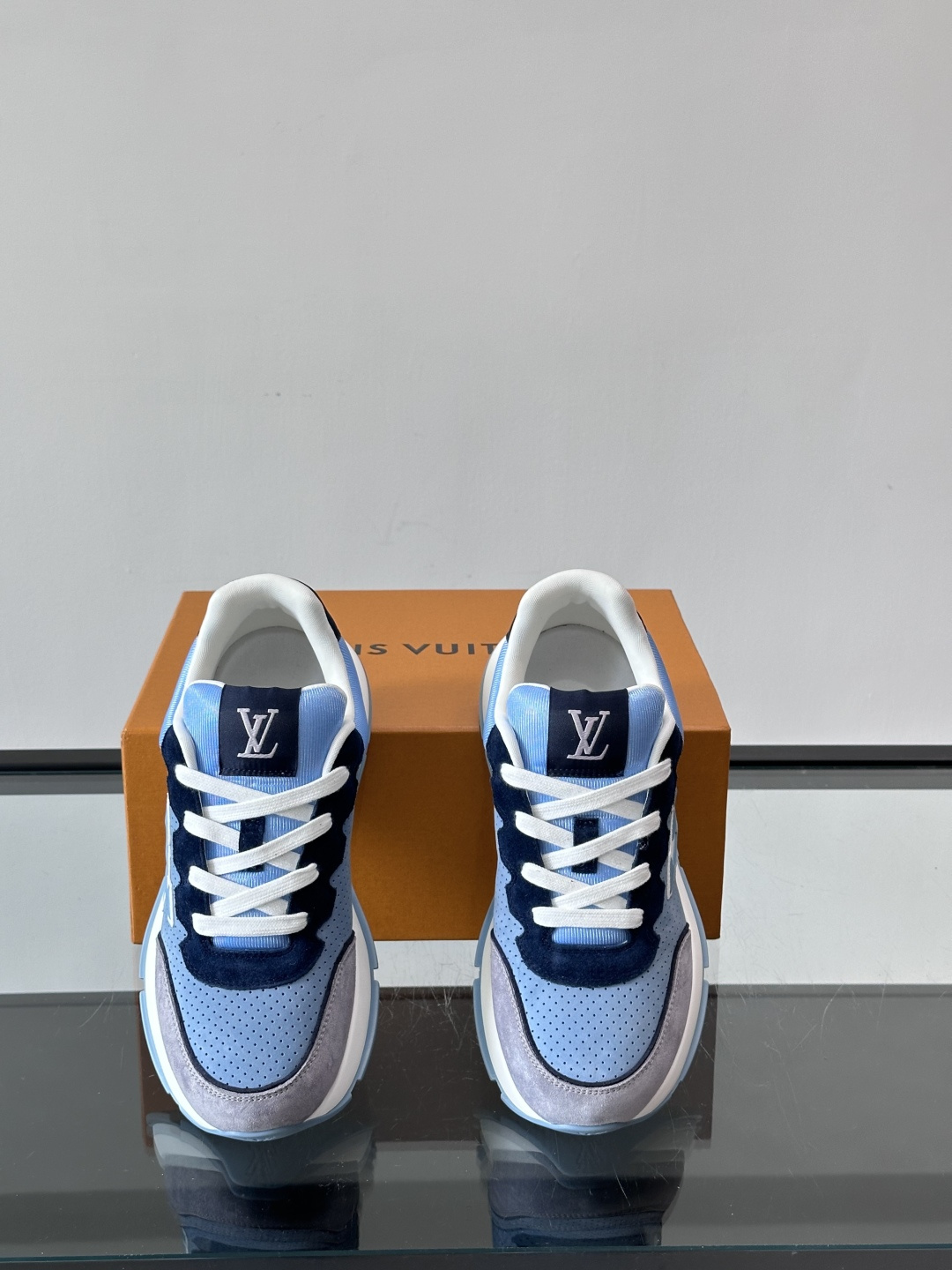 ◾️▫️L 男士经典休闲运动鞋，本款 运动鞋为柔软牛皮革描摹经典 Monogram 印花，塑造优雅鞋面。