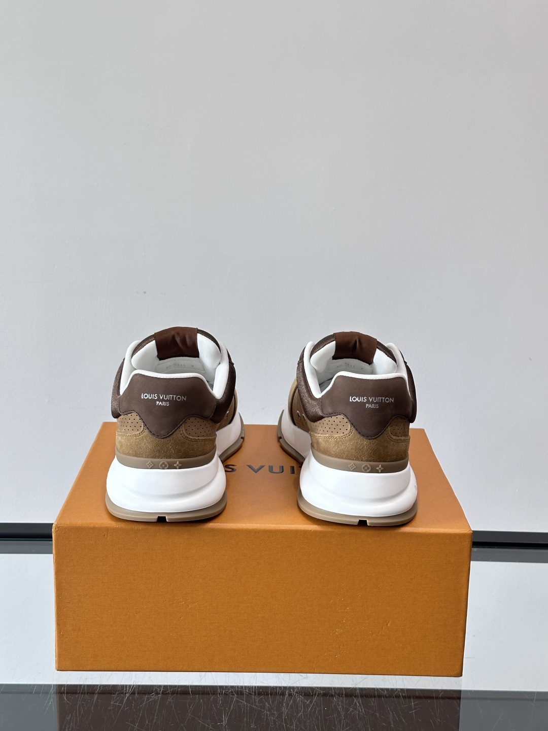 ◾️▫️L 男士经典休闲运动鞋，本款 运动鞋为柔软牛皮革描摹经典 Monogram 印花，塑造优雅鞋面。