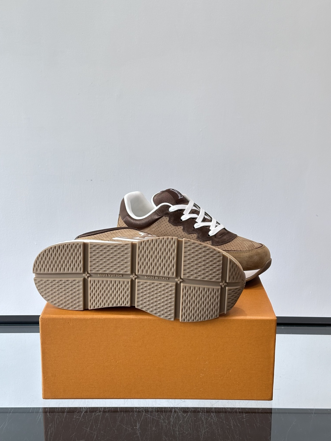 ◾️▫️L 男士经典休闲运动鞋，本款 运动鞋为柔软牛皮革描摹经典 Monogram 印花，塑造优雅鞋面。