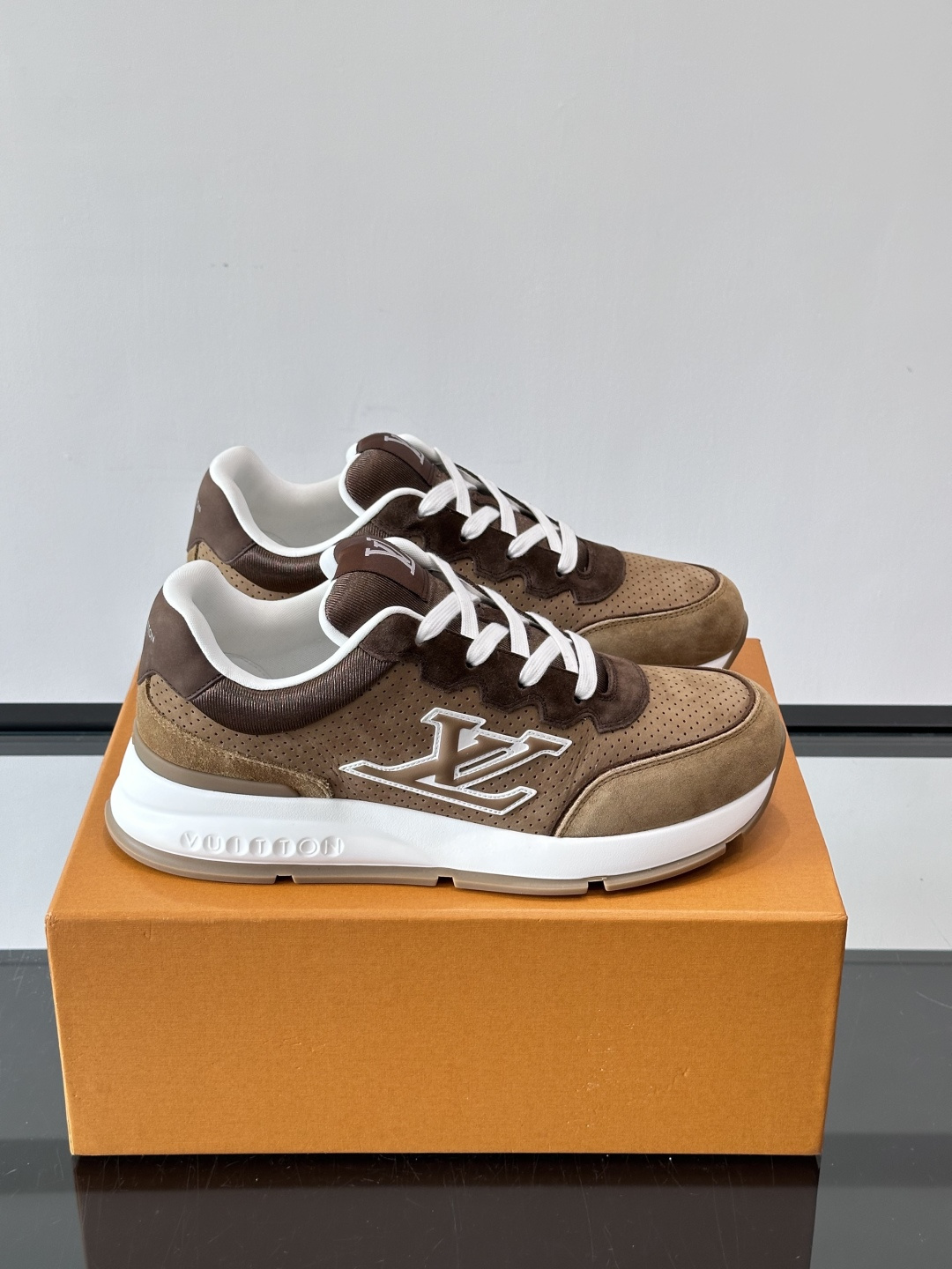 ◾️▫️L 男士经典休闲运动鞋，本款 运动鞋为柔软牛皮革描摹经典 Monogram 印花，塑造优雅鞋面。