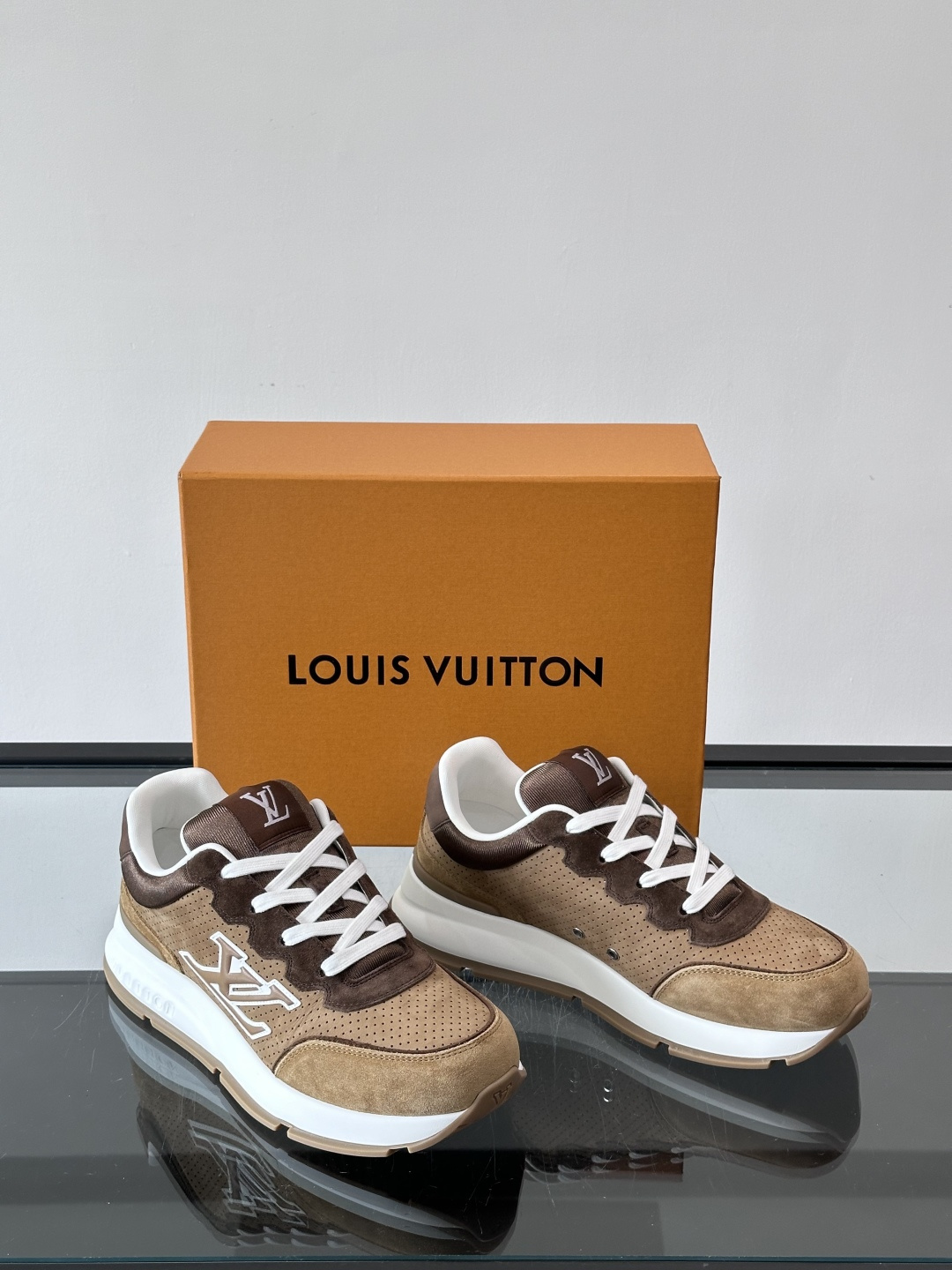 ◾️▫️L 男士经典休闲运动鞋，本款 运动鞋为柔软牛皮革描摹经典 Monogram 印花，塑造优雅鞋面。