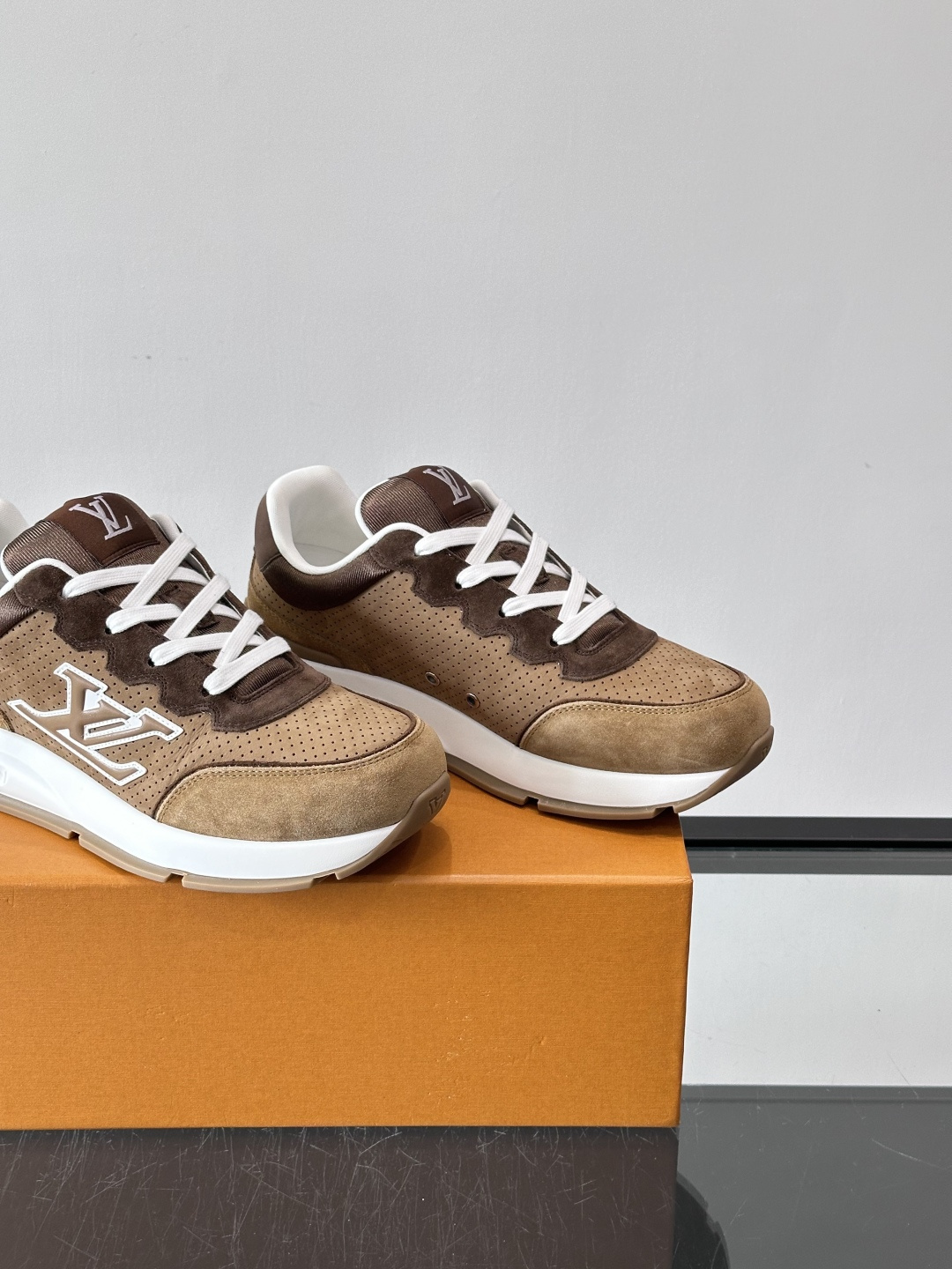 ◾️▫️L 男士经典休闲运动鞋，本款 运动鞋为柔软牛皮革描摹经典 Monogram 印花，塑造优雅鞋面。