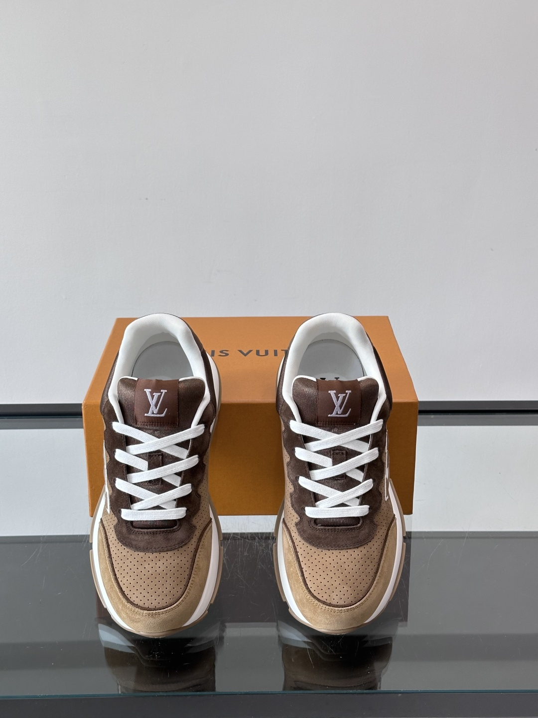 ◾️▫️L 男士经典休闲运动鞋，本款 运动鞋为柔软牛皮革描摹经典 Monogram 印花，塑造优雅鞋面。