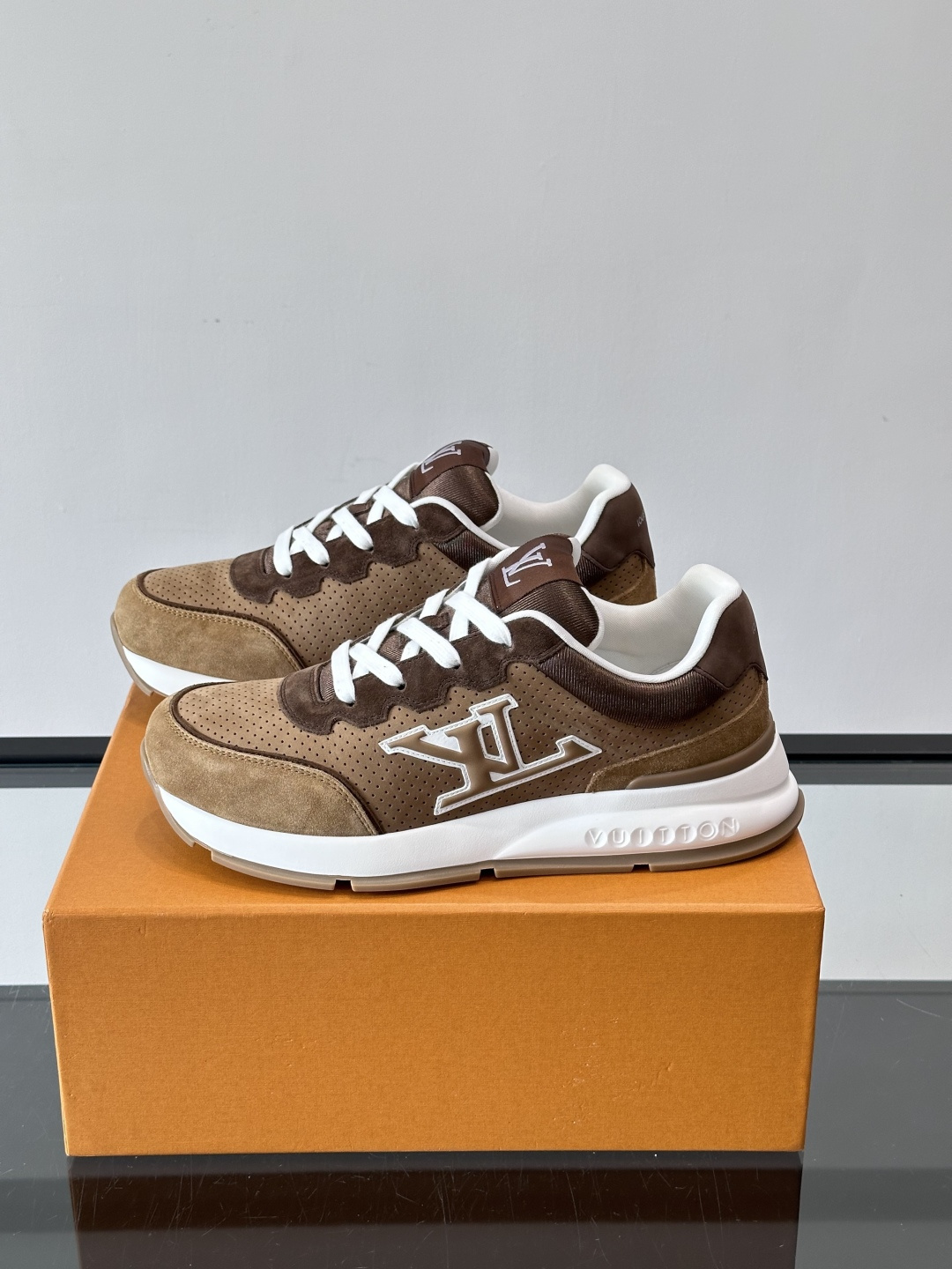 ◾️▫️L 男士经典休闲运动鞋，本款 运动鞋为柔软牛皮革描摹经典 Monogram 印花，塑造优雅鞋面。