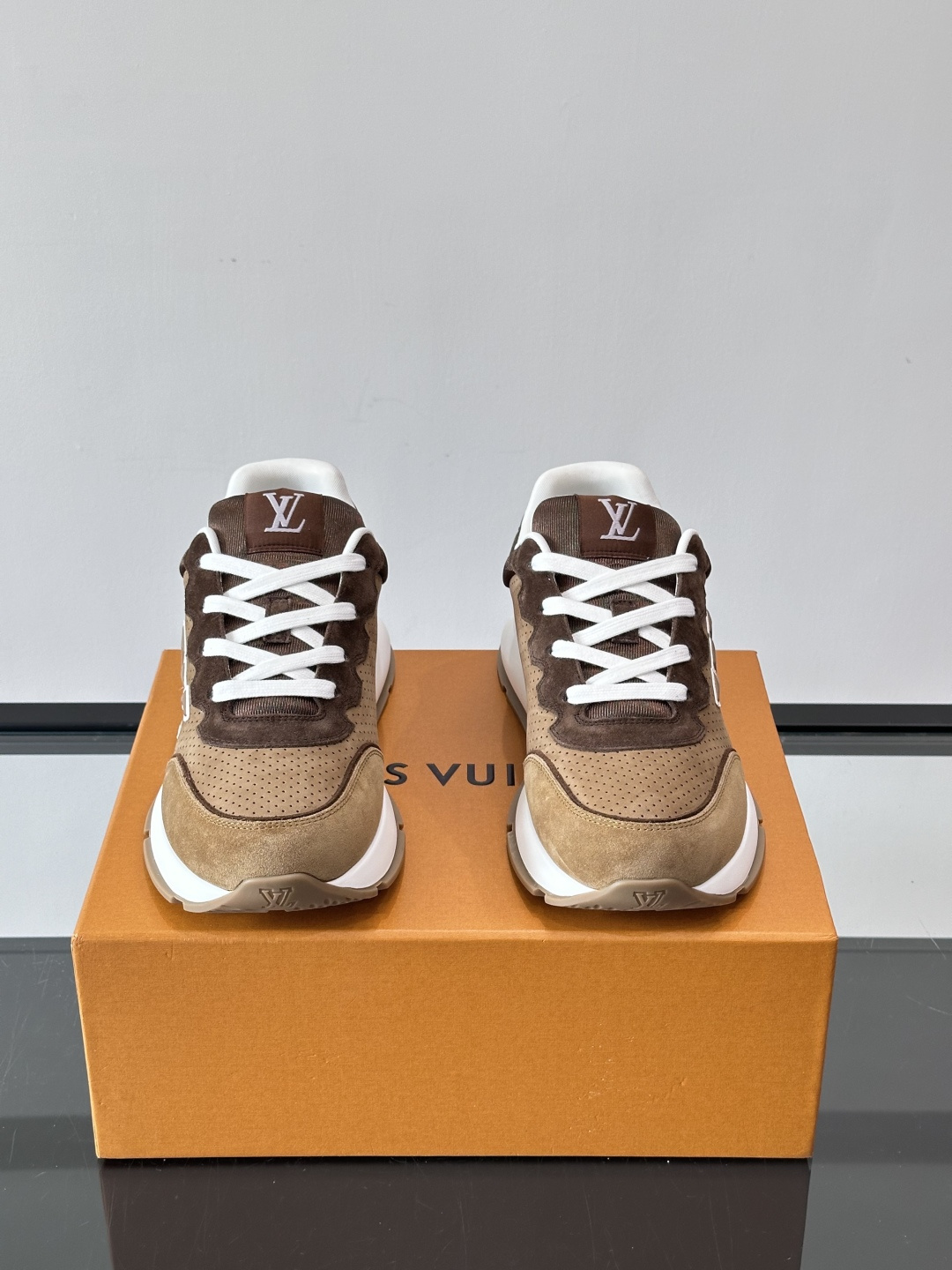 ◾️▫️L 男士经典休闲运动鞋，本款 运动鞋为柔软牛皮革描摹经典 Monogram 印花，塑造优雅鞋面。