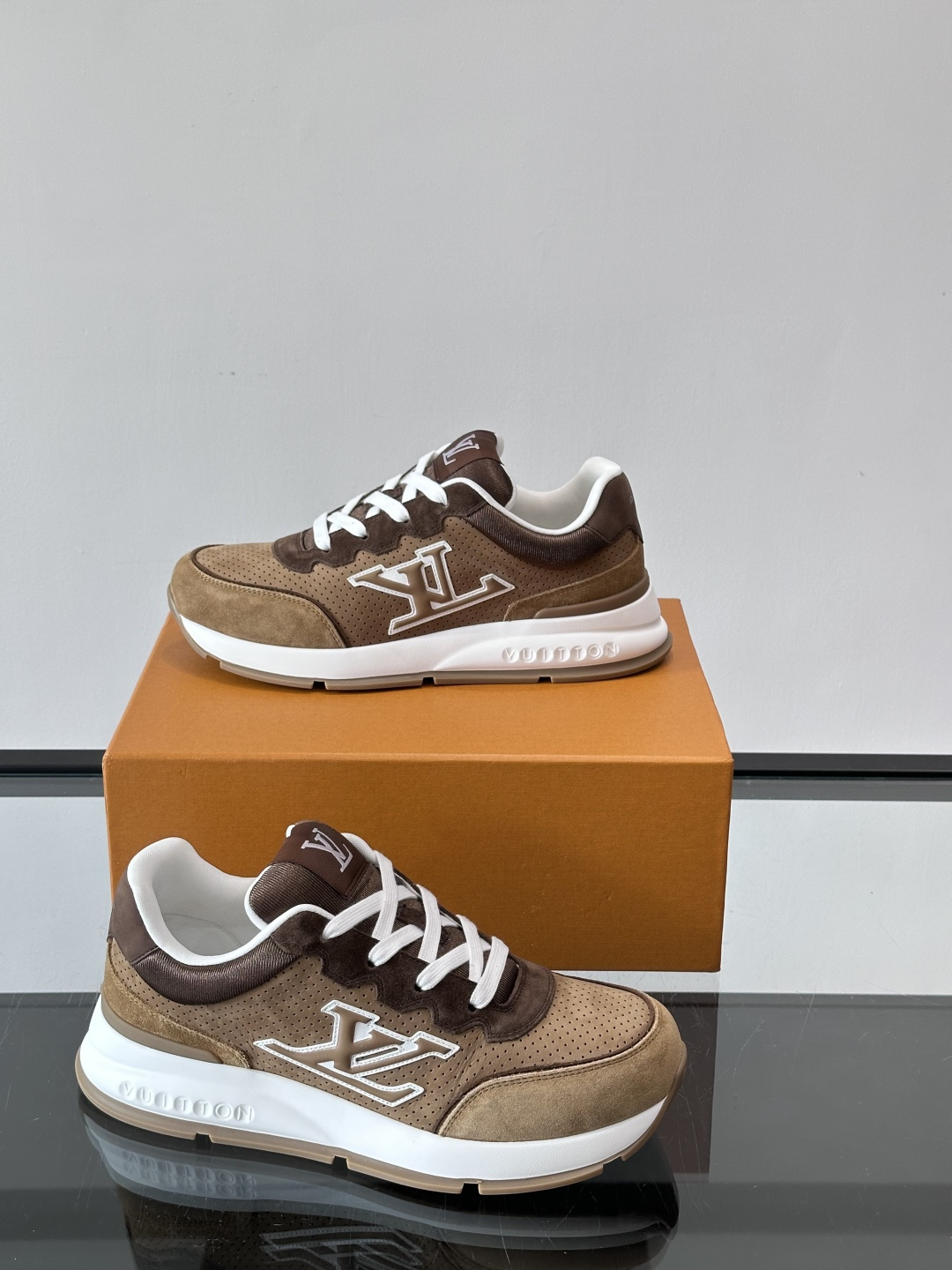 ◾️▫️L 男士经典休闲运动鞋，本款 运动鞋为柔软牛皮革描摹经典 Monogram 印花，塑造优雅鞋面。