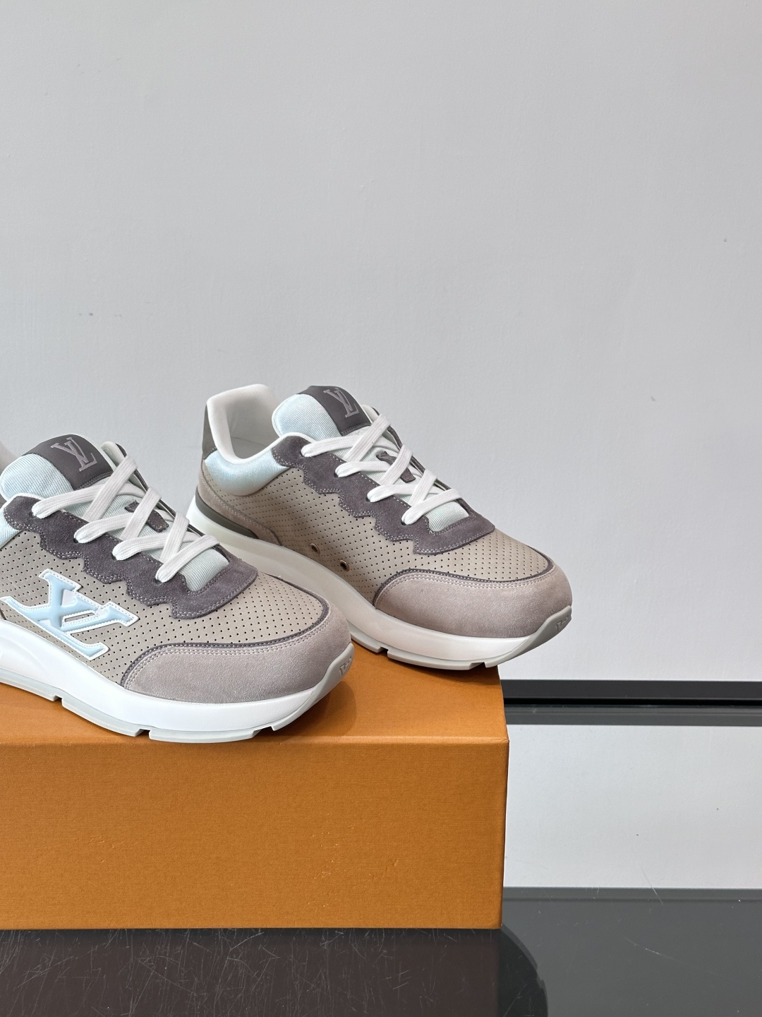 ◾️▫️L 男士经典休闲运动鞋，本款 运动鞋为柔软牛皮革描摹经典 Monogram 印花，塑造优雅鞋面。