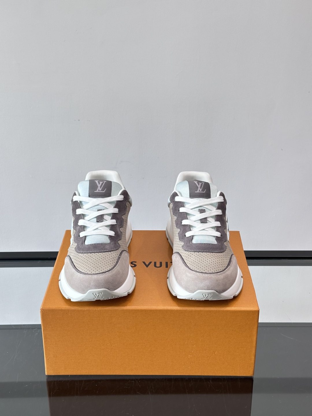 ◾️▫️L 男士经典休闲运动鞋，本款 运动鞋为柔软牛皮革描摹经典 Monogram 印花，塑造优雅鞋面。