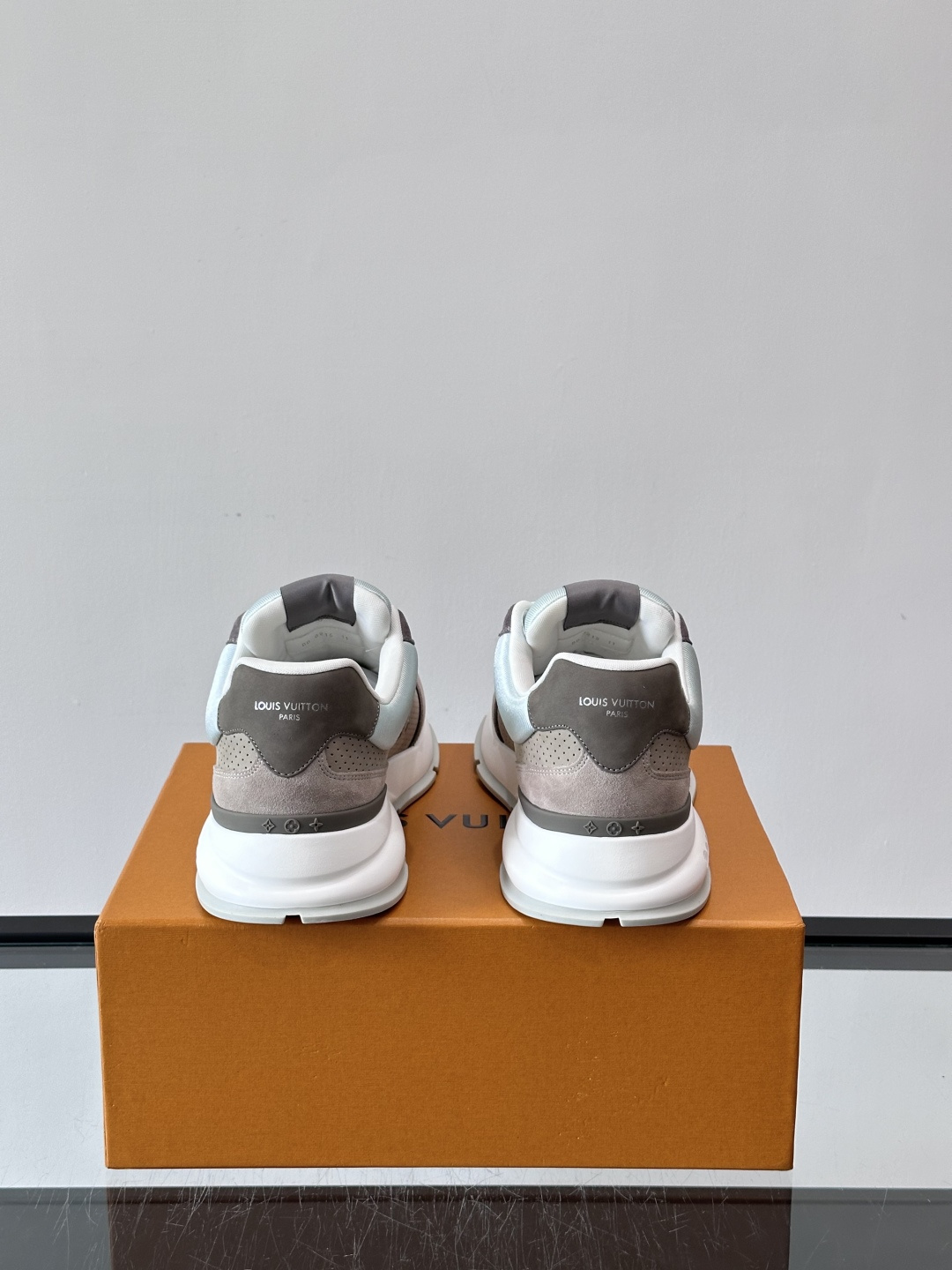 ◾️▫️L 男士经典休闲运动鞋，本款 运动鞋为柔软牛皮革描摹经典 Monogram 印花，塑造优雅鞋面。