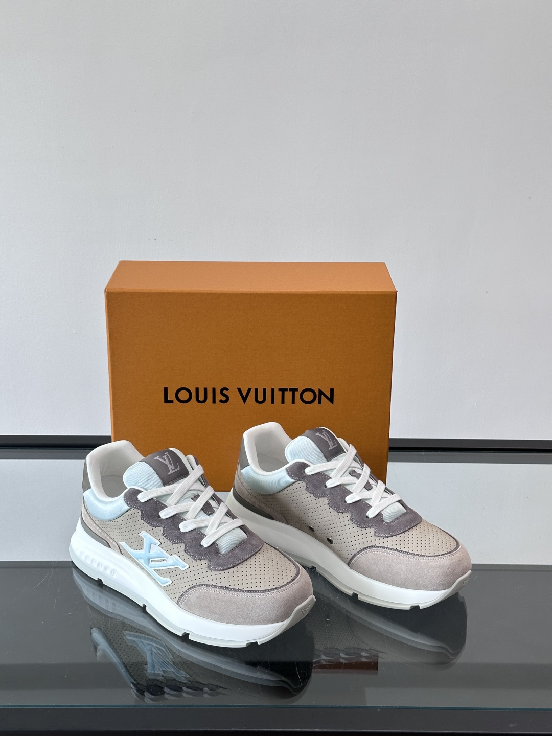 ◾️▫️L 男士经典休闲运动鞋，本款 运动鞋为柔软牛皮革描摹经典 Monogram 印花，塑造优雅鞋面。