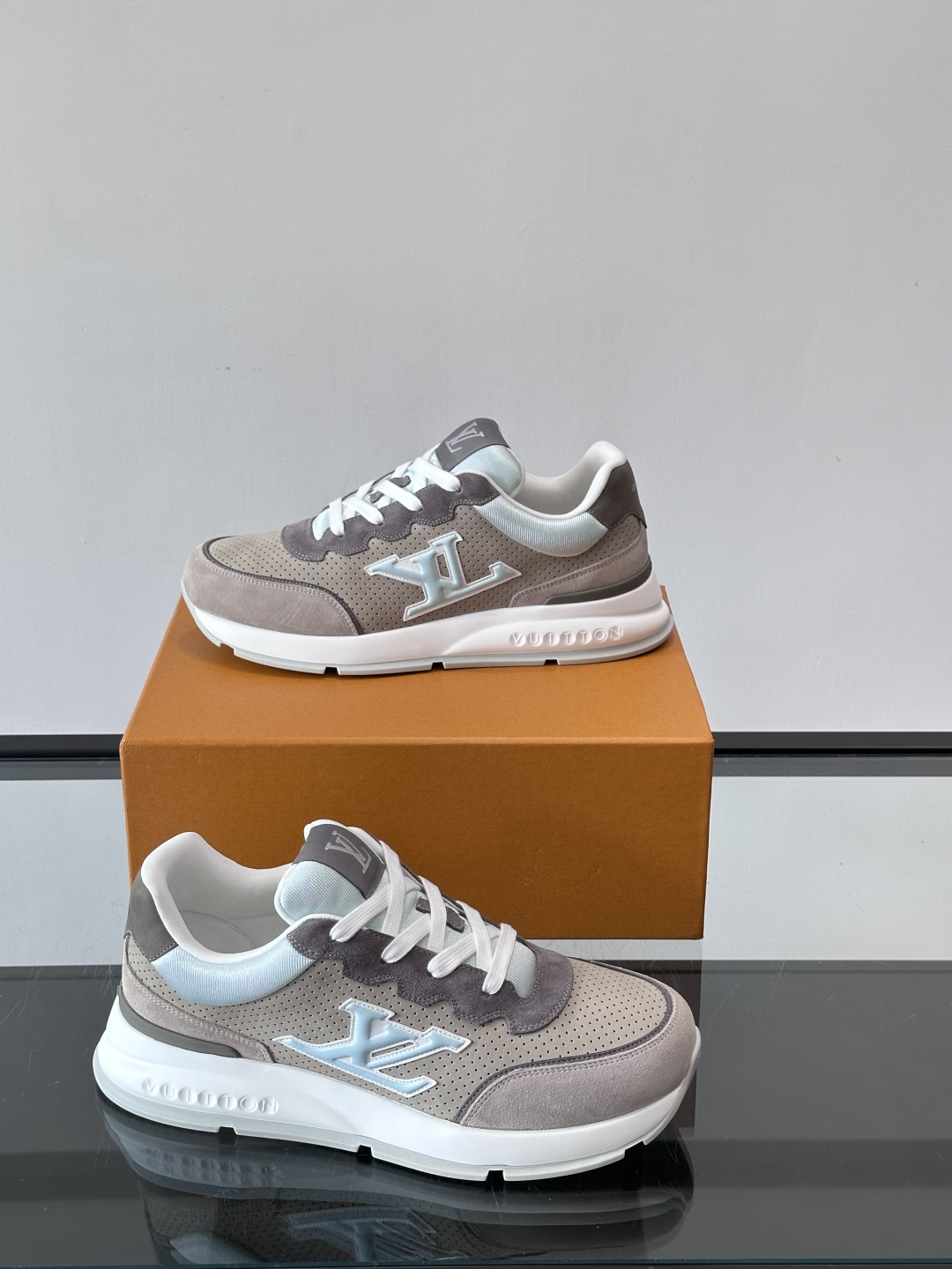 ◾️▫️L 男士经典休闲运动鞋，本款 运动鞋为柔软牛皮革描摹经典 Monogram 印花，塑造优雅鞋面。