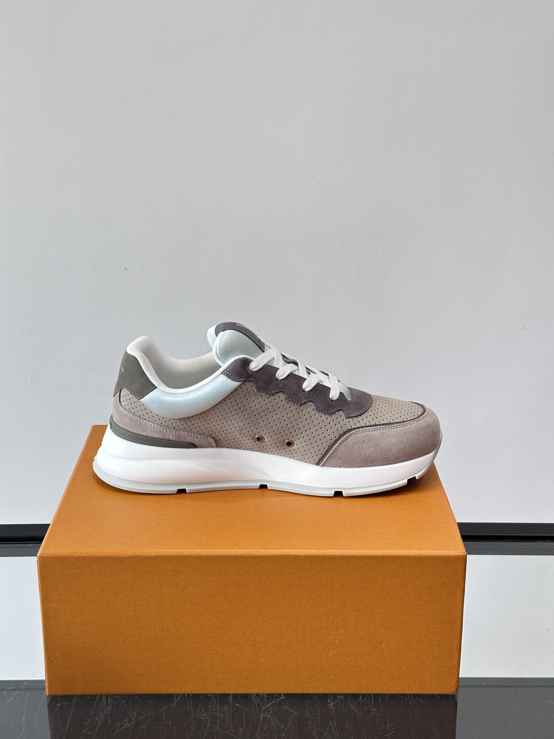 ◾️▫️L 男士经典休闲运动鞋，本款 运动鞋为柔软牛皮革描摹经典 Monogram 印花，塑造优雅鞋面。