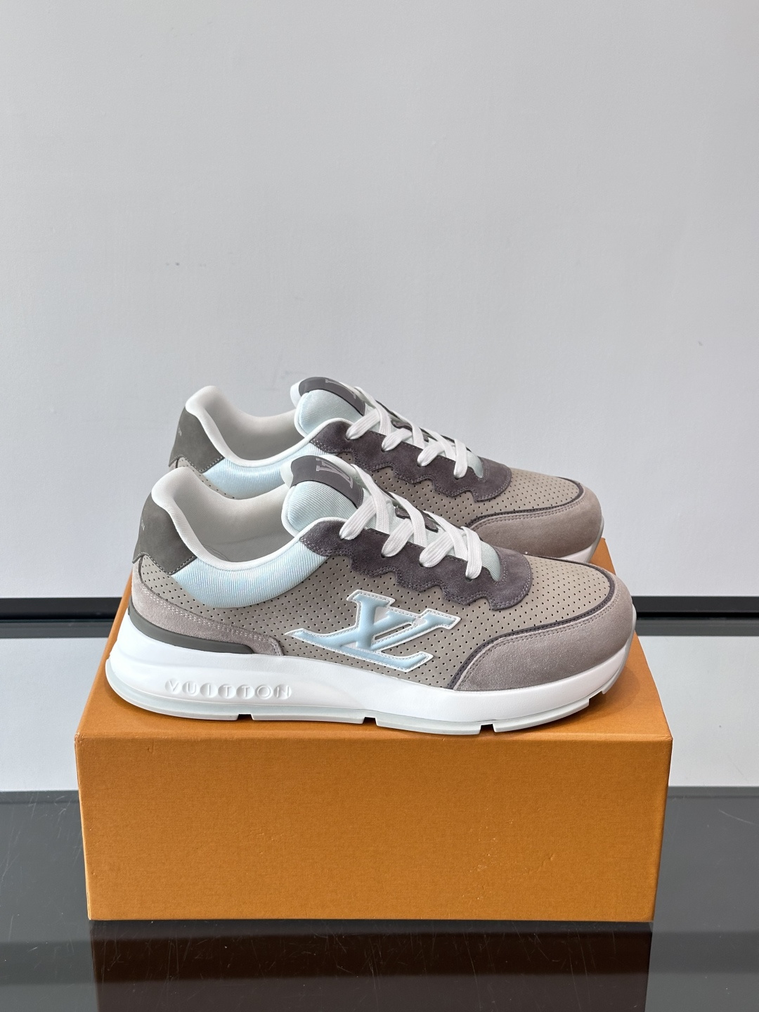 ◾️▫️L 男士经典休闲运动鞋，本款 运动鞋为柔软牛皮革描摹经典 Monogram 印花，塑造优雅鞋面。