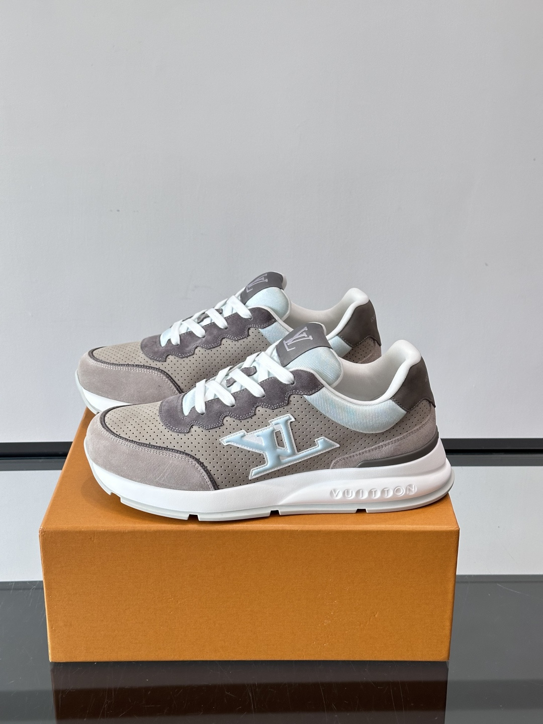 ◾️▫️L 男士经典休闲运动鞋，本款 运动鞋为柔软牛皮革描摹经典 Monogram 印花，塑造优雅鞋面。