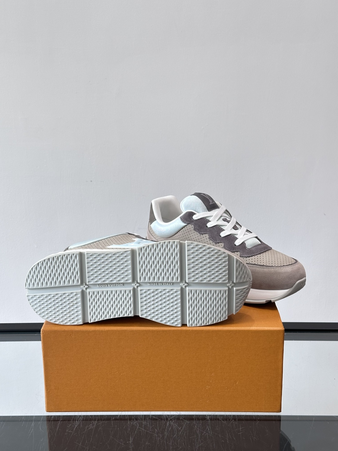 ◾️▫️L 男士经典休闲运动鞋，本款 运动鞋为柔软牛皮革描摹经典 Monogram 印花，塑造优雅鞋面。