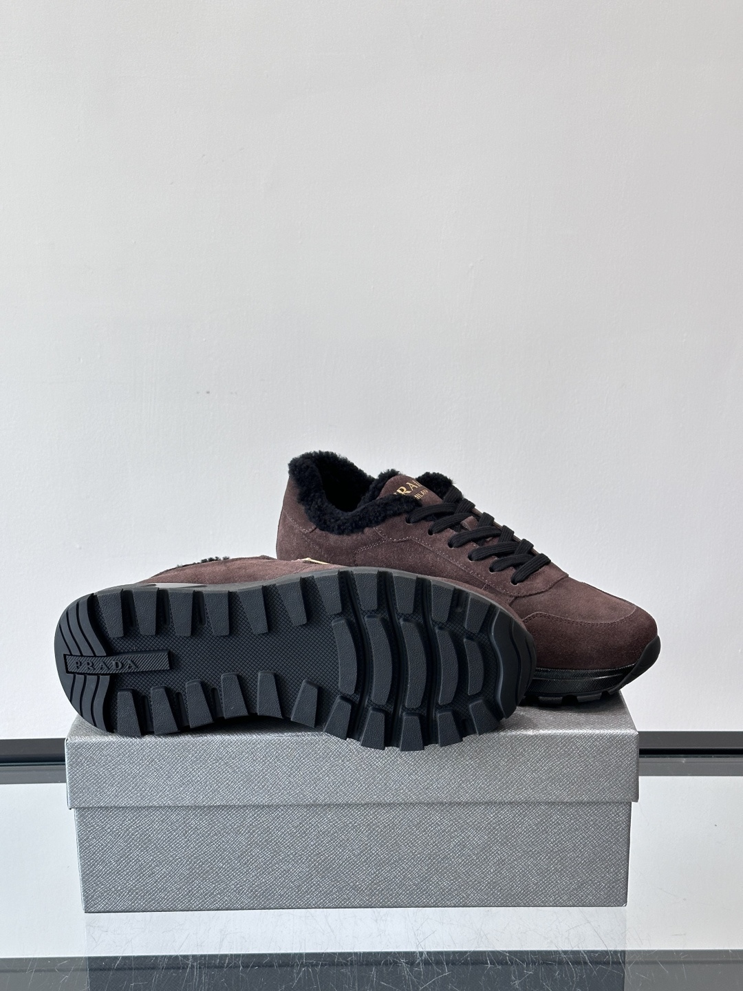 Prada新款翻毛牛皮天鹅绒运动鞋这款以绒面小牛皮打造的运动鞋完美地结合了复古韵味与现代审美。其鞋舌由柔