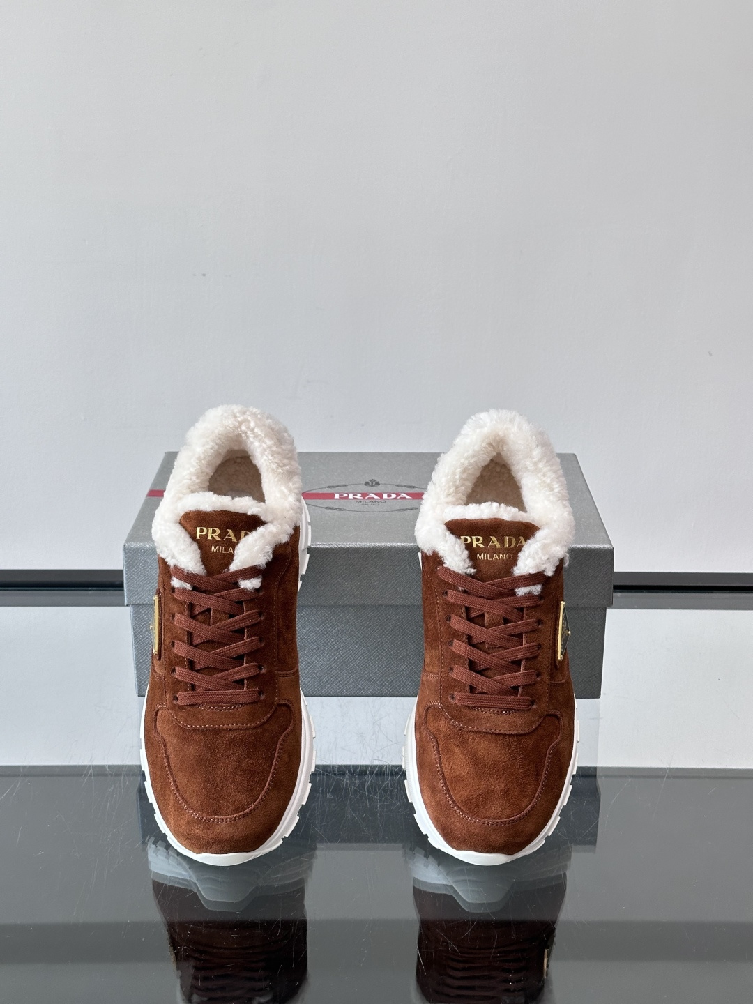 Prada新款翻毛牛皮天鹅绒运动鞋这款以绒面小牛皮打造的运动鞋完美地结合了复古韵味与现代审美。其鞋舌由柔