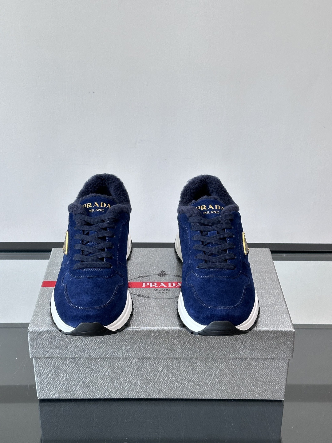 Prada新款翻毛牛皮天鹅绒运动鞋这款以绒面小牛皮打造的运动鞋完美地结合了复古韵味与现代审美。其鞋舌由柔