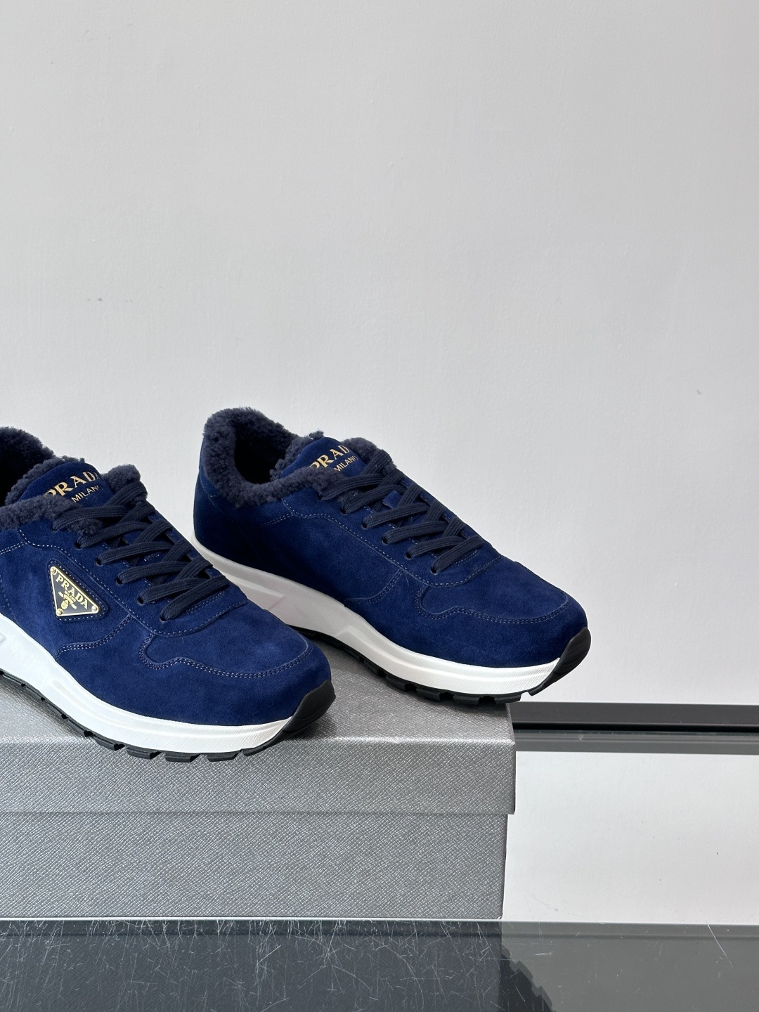 Prada新款翻毛牛皮天鹅绒运动鞋这款以绒面小牛皮打造的运动鞋完美地结合了复古韵味与现代审美。其鞋舌由柔