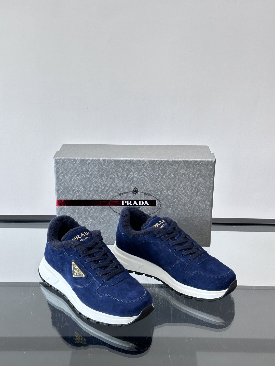 Prada新款翻毛牛皮天鹅绒运动鞋这款以绒面小牛皮打造的运动鞋完美地结合了复古韵味与现代审美。其鞋舌由柔