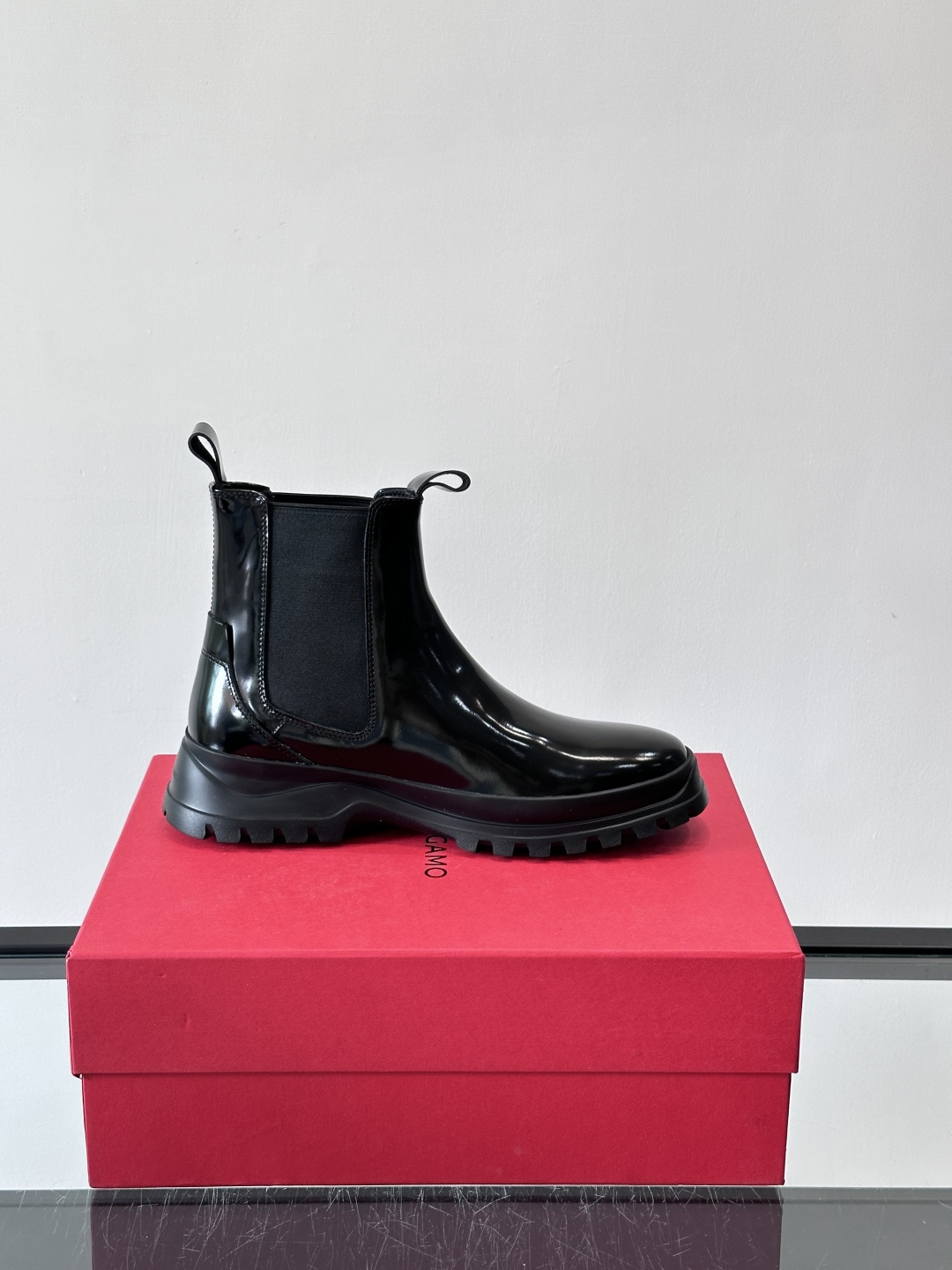 FERRAGAMO切尔西靴，超A这款切尔西鞋 配有厚大底，极简主义设计散发充满现代感的迷人魅力。进口皮面