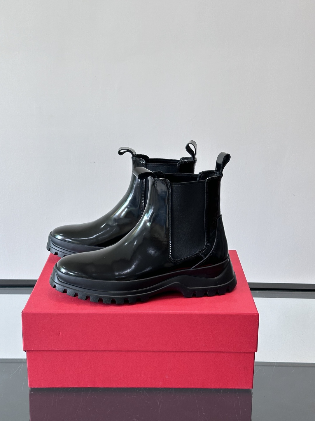 FERRAGAMO切尔西靴，超A这款切尔西鞋 配有厚大底，极简主义设计散发充满现代感的迷人魅力。进口皮面