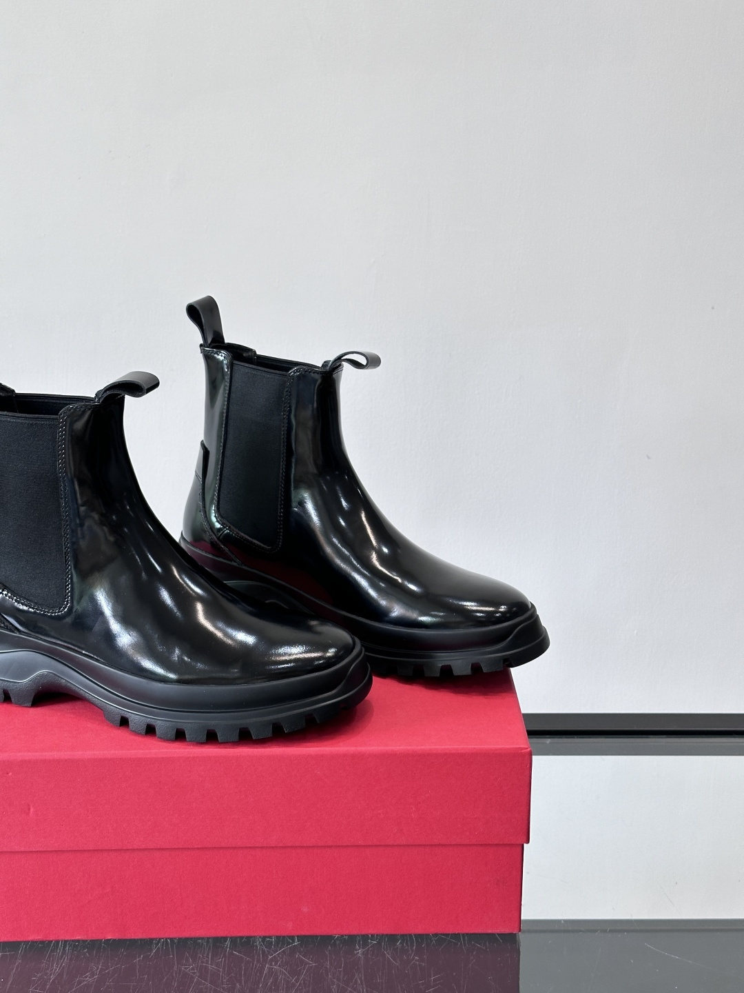 FERRAGAMO切尔西靴，超A这款切尔西鞋 配有厚大底，极简主义设计散发充满现代感的迷人魅力。进口皮面