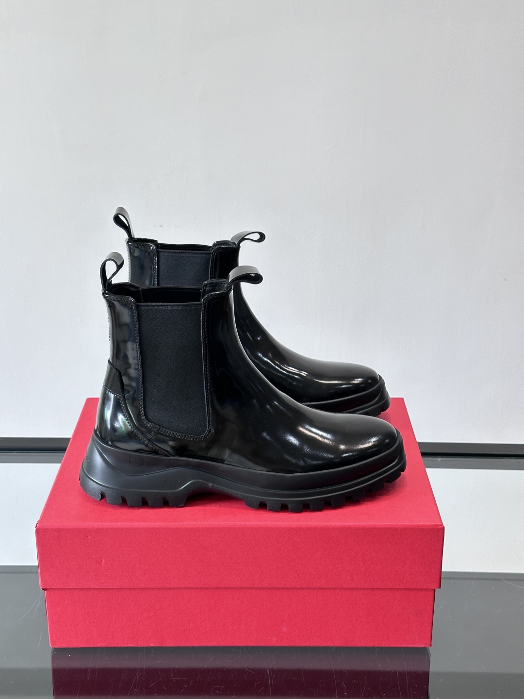 FERRAGAMO切尔西靴，超A这款切尔西鞋 配有厚大底，极简主义设计散发充满现代感的迷人魅力。进口皮面