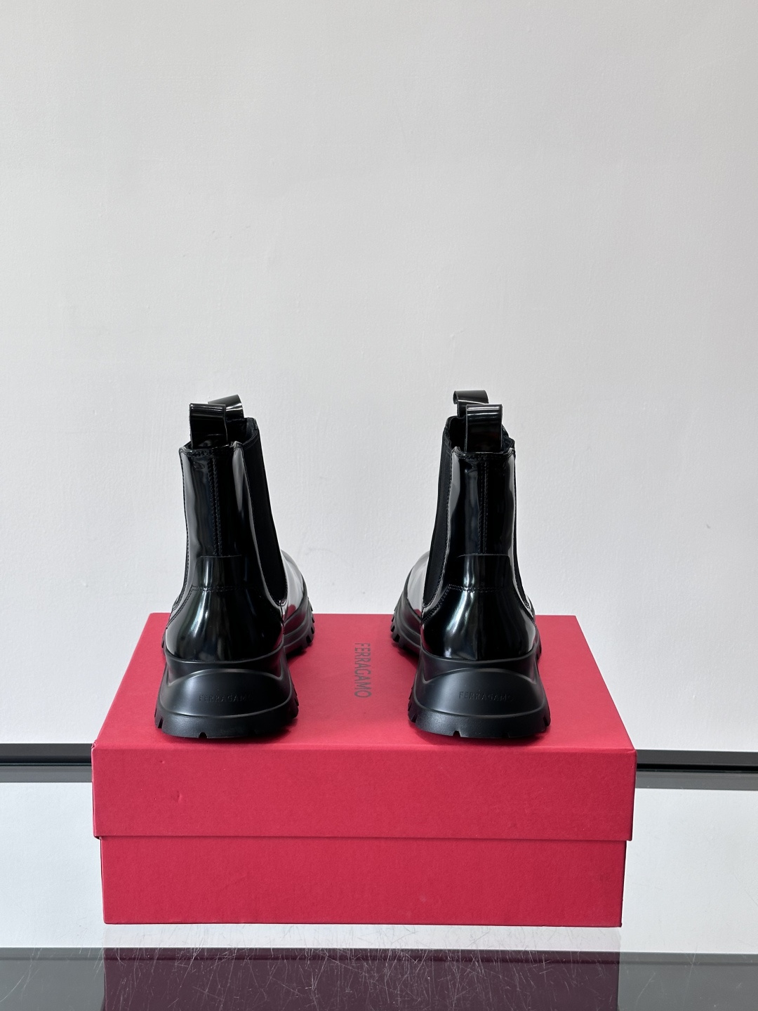 FERRAGAMO切尔西靴，超A这款切尔西鞋 配有厚大底，极简主义设计散发充满现代感的迷人魅力。进口皮面