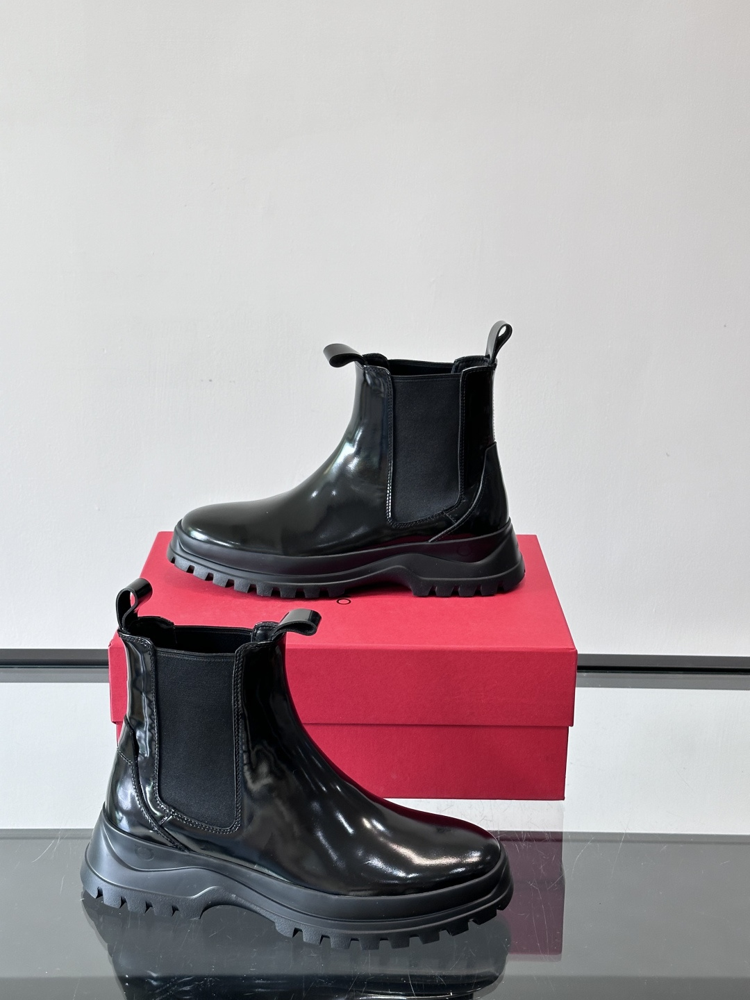 FERRAGAMO切尔西靴，超A这款切尔西鞋 配有厚大底，极简主义设计散发充满现代感的迷人魅力。进口皮面