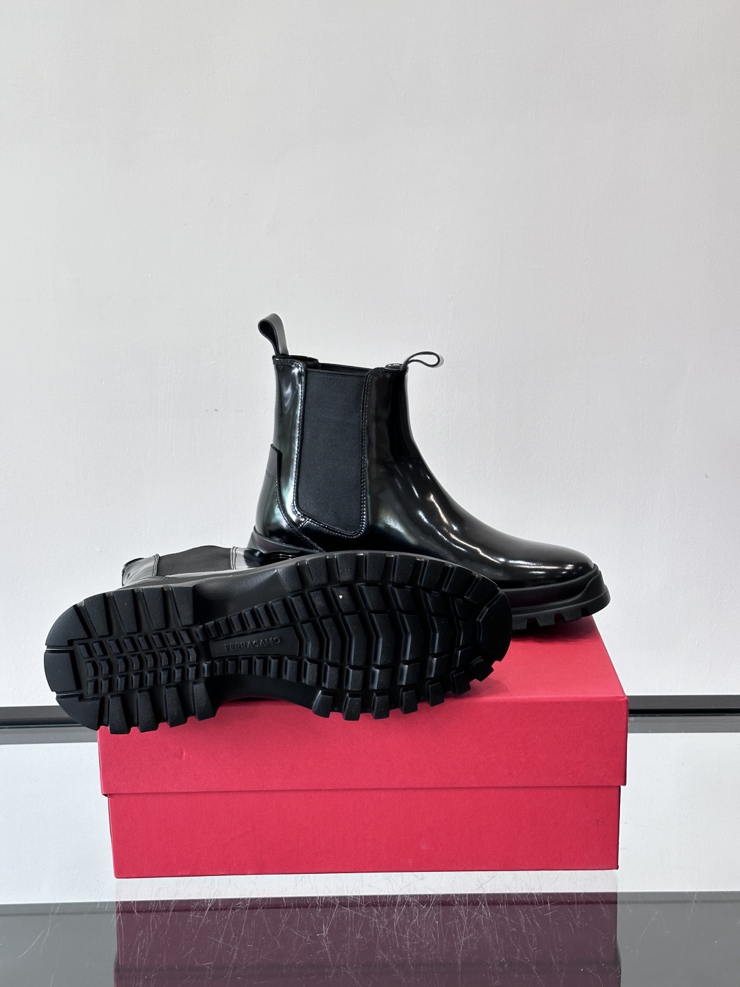 FERRAGAMO切尔西靴，超A这款切尔西鞋 配有厚大底，极简主义设计散发充满现代感的迷人魅力。进口皮面