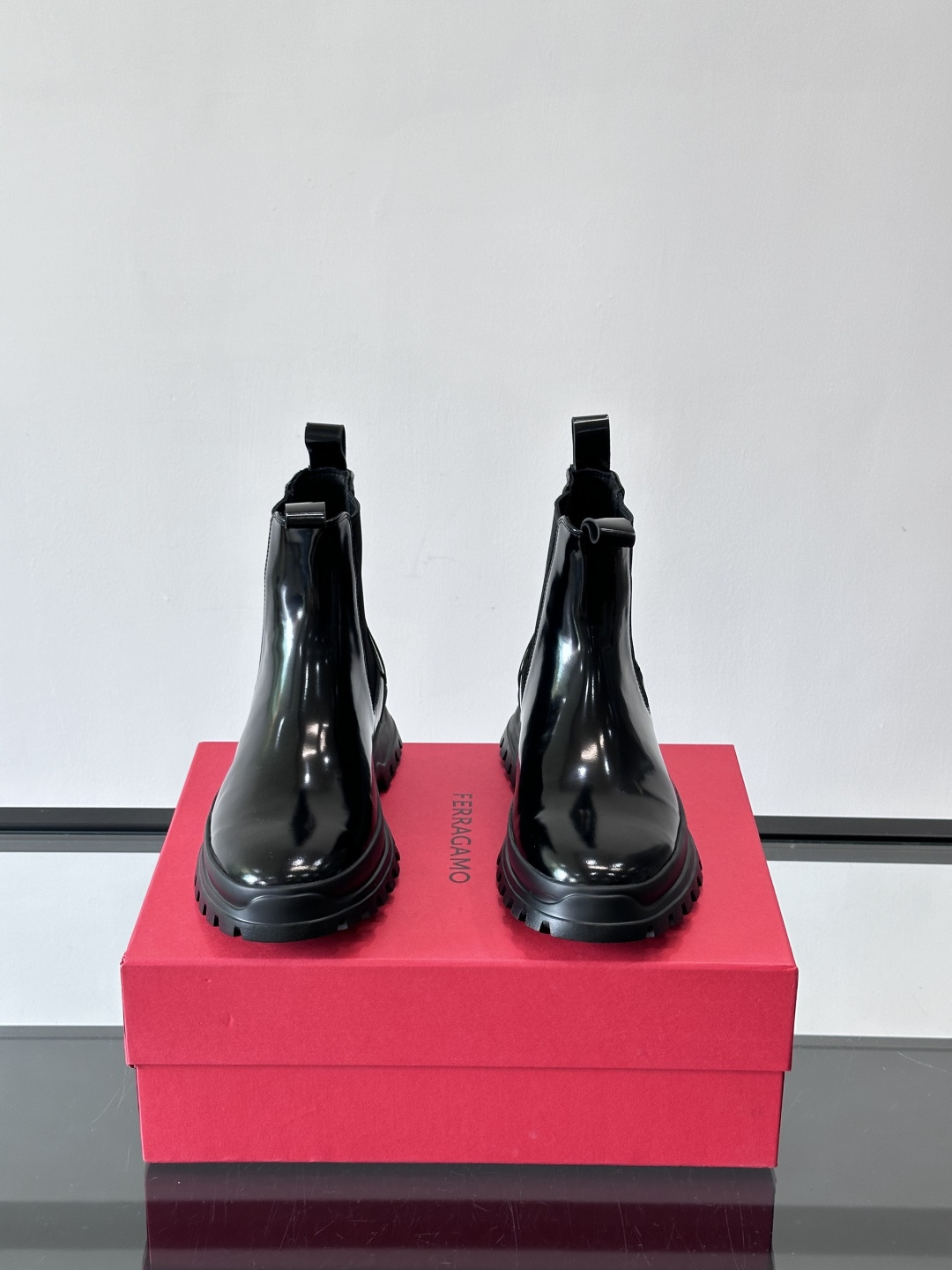 FERRAGAMO切尔西靴，超A这款切尔西鞋 配有厚大底，极简主义设计散发充满现代感的迷人魅力。进口皮面