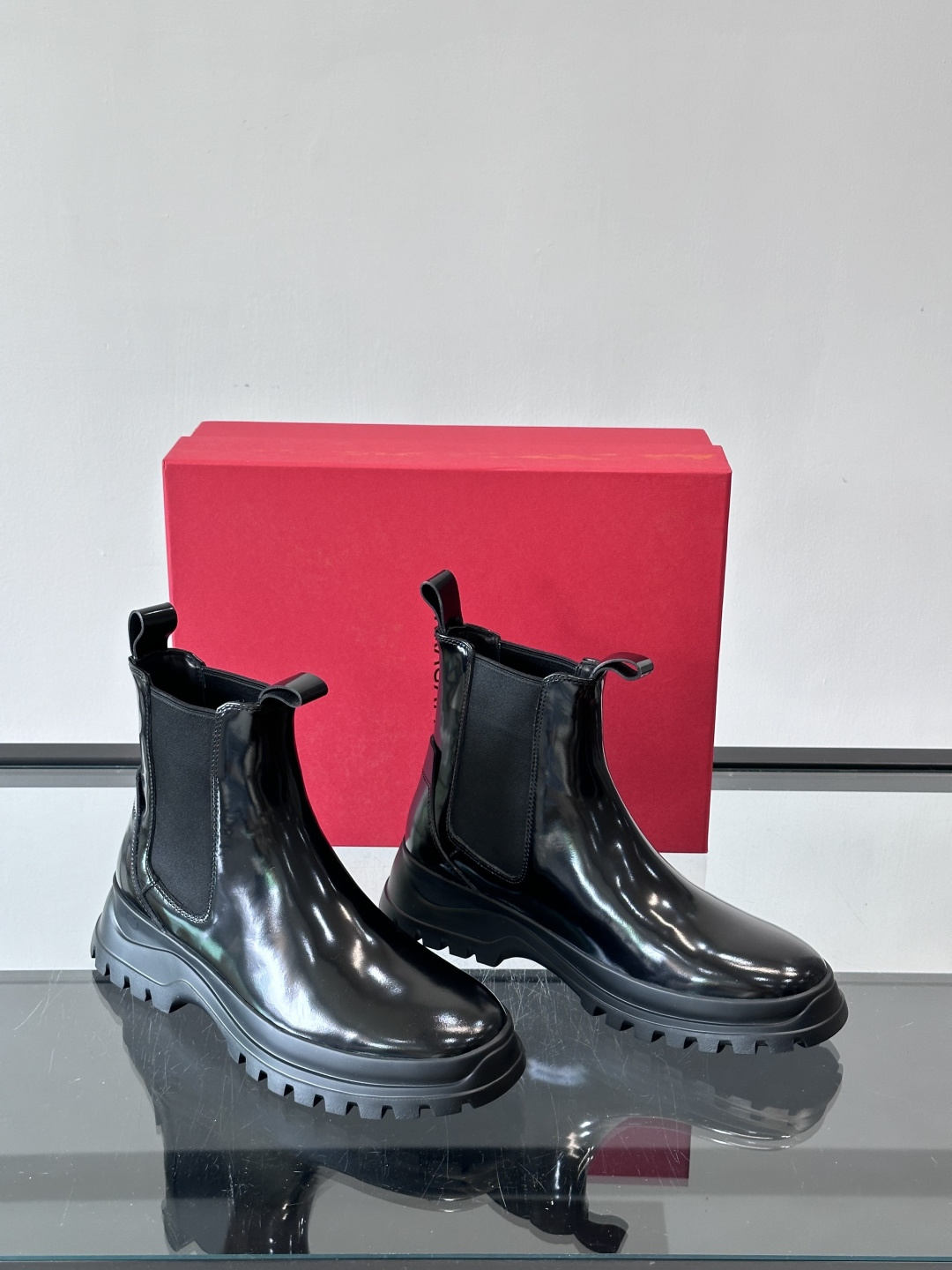 FERRAGAMO切尔西靴，超A这款切尔西鞋 配有厚大底，极简主义设计散发充满现代感的迷人魅力。进口皮面