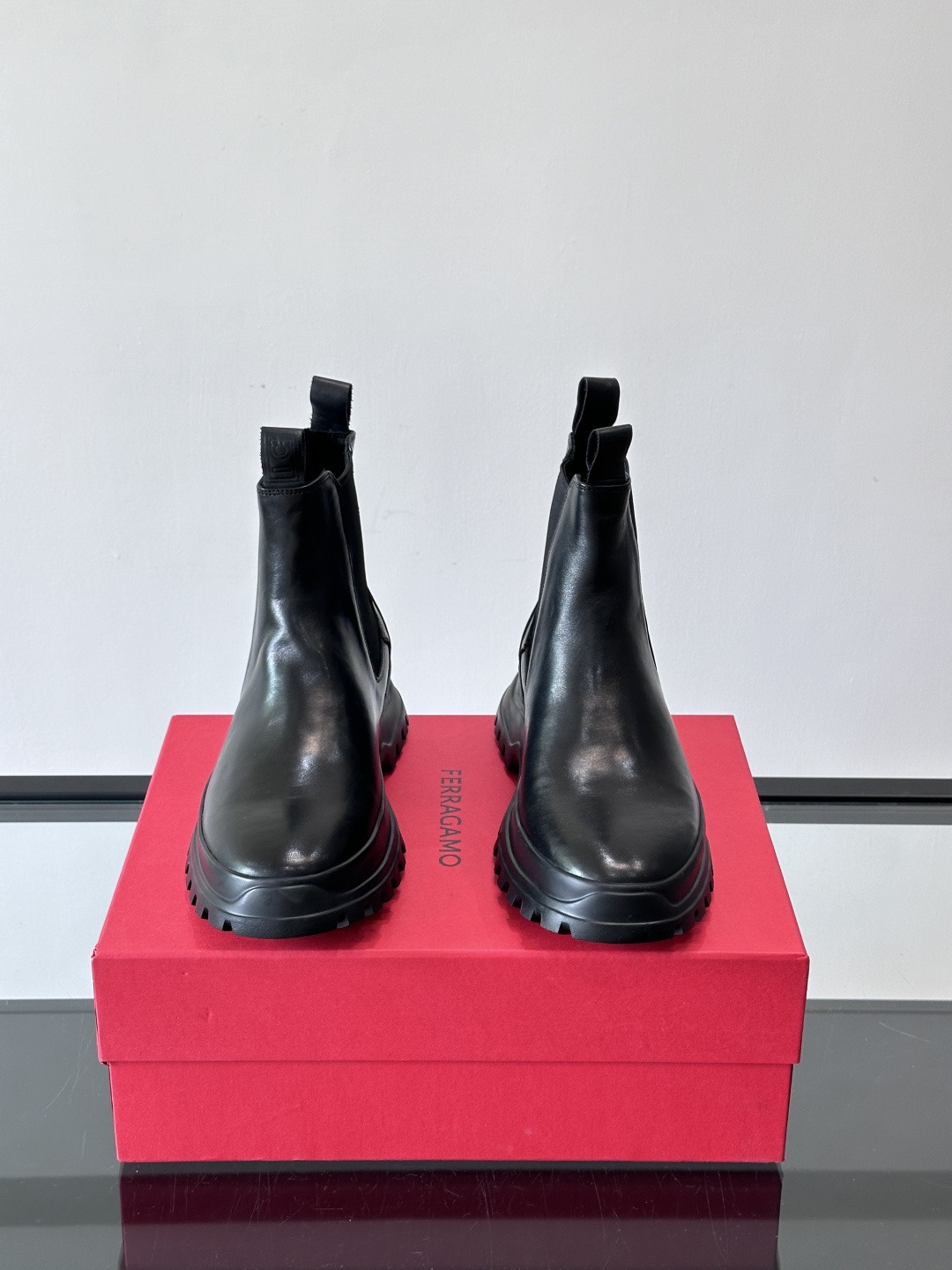 FERRAGAMO切尔西靴，超A这款切尔西鞋 配有厚大底，极简主义设计散发充满现代感的迷人魅力。进口皮面