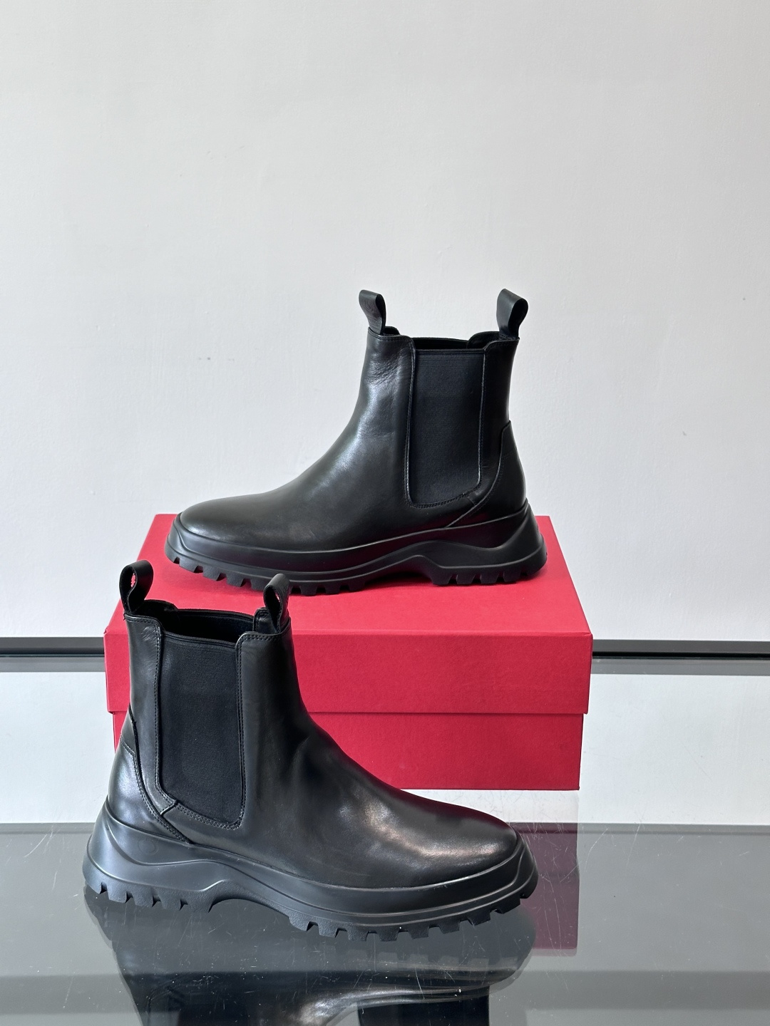 FERRAGAMO切尔西靴，超A这款切尔西鞋 配有厚大底，极简主义设计散发充满现代感的迷人魅力。进口皮面