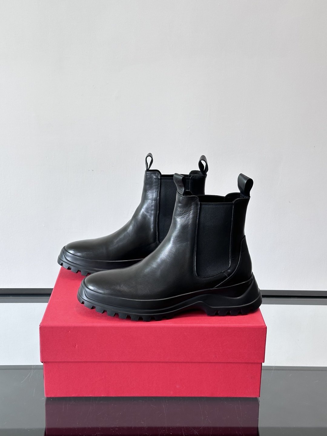 FERRAGAMO切尔西靴，超A这款切尔西鞋 配有厚大底，极简主义设计散发充满现代感的迷人魅力。进口皮面