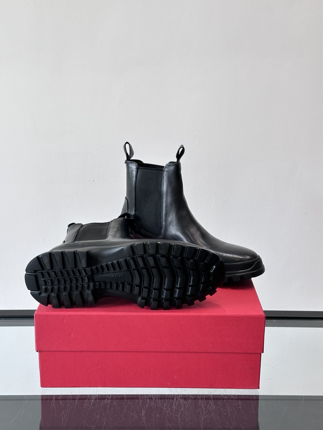 FERRAGAMO切尔西靴，超A这款切尔西鞋 配有厚大底，极简主义设计散发充满现代感的迷人魅力。进口皮面