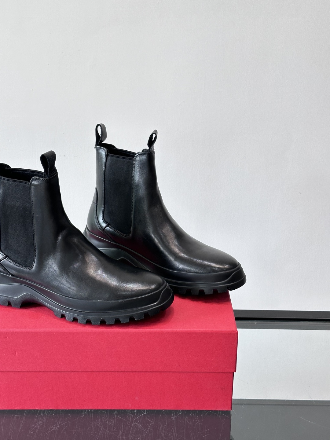 FERRAGAMO切尔西靴，超A这款切尔西鞋 配有厚大底，极简主义设计散发充满现代感的迷人魅力。进口皮面