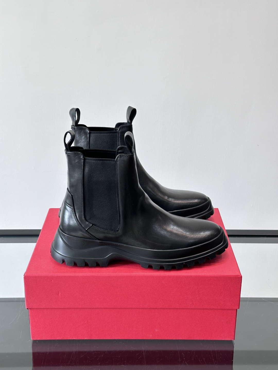 FERRAGAMO切尔西靴，超A这款切尔西鞋 配有厚大底，极简主义设计散发充满现代感的迷人魅力。进口皮面