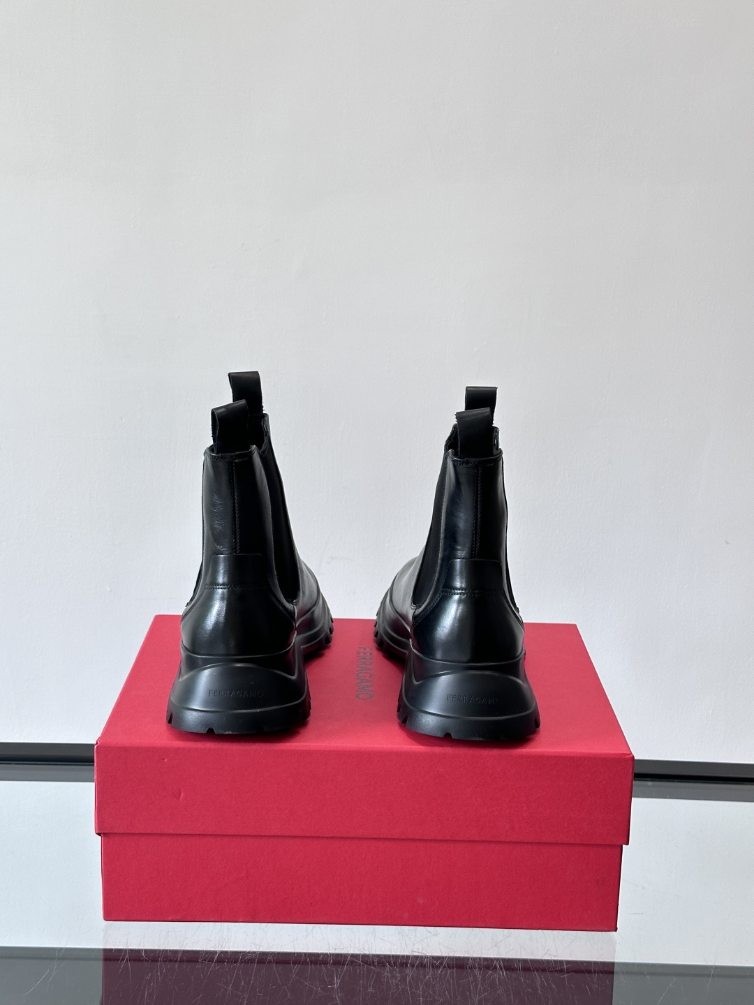FERRAGAMO切尔西靴，超A这款切尔西鞋 配有厚大底，极简主义设计散发充满现代感的迷人魅力。进口皮面