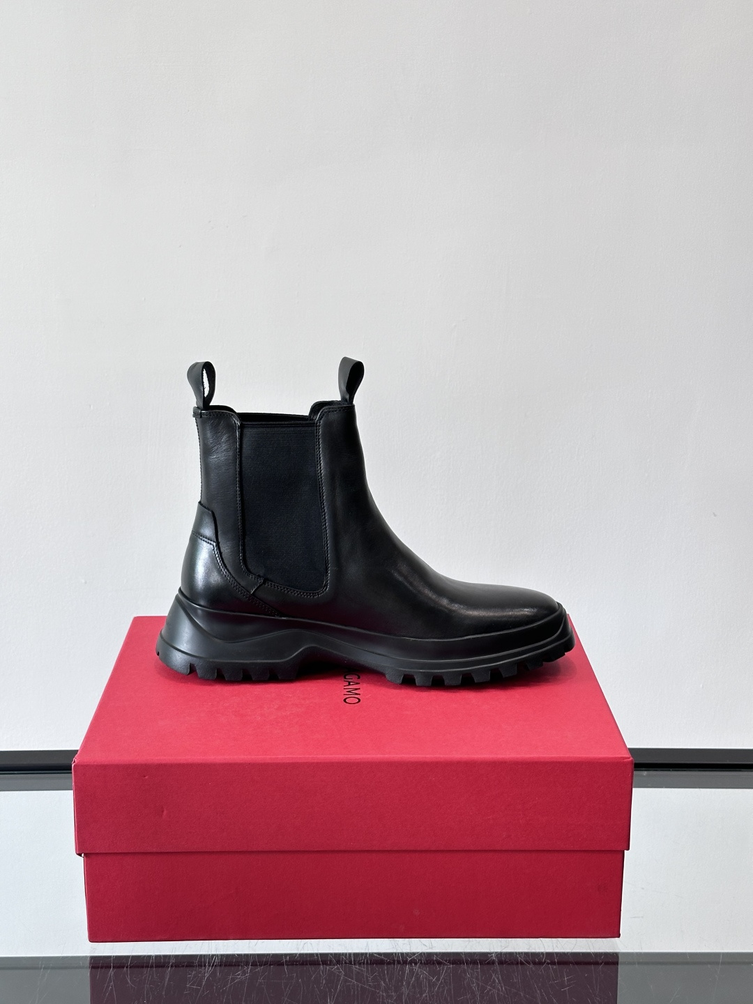 FERRAGAMO切尔西靴，超A这款切尔西鞋 配有厚大底，极简主义设计散发充满现代感的迷人魅力。进口皮面