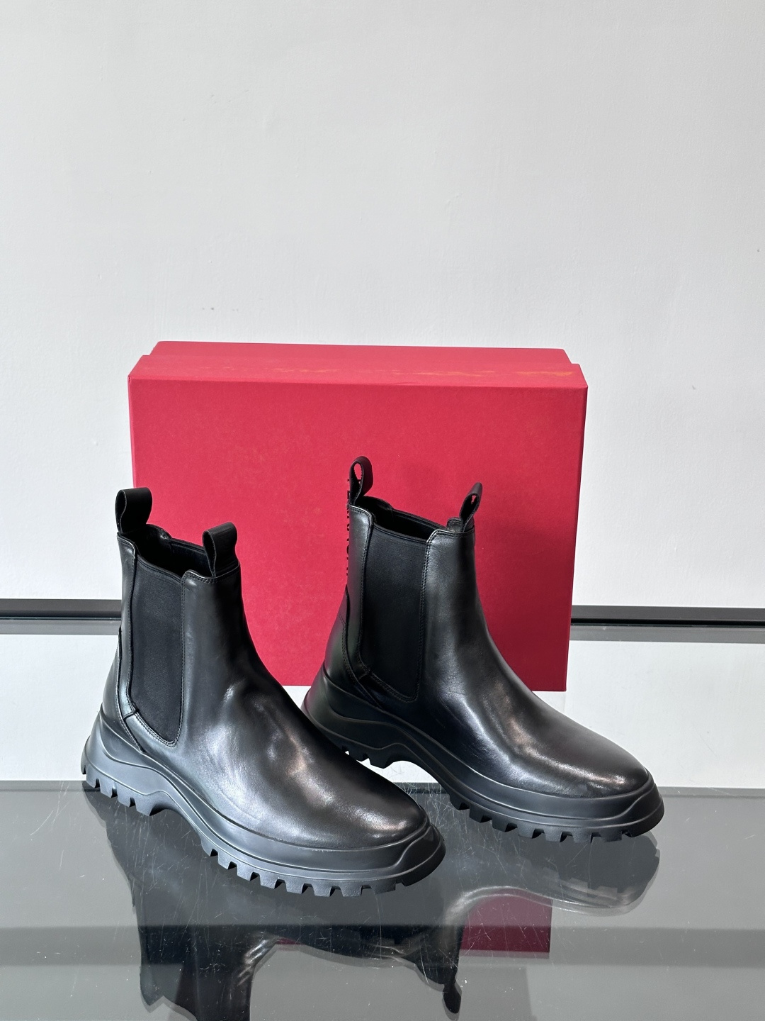 FERRAGAMO切尔西靴，超A这款切尔西鞋 配有厚大底，极简主义设计散发充满现代感的迷人魅力。进口皮面