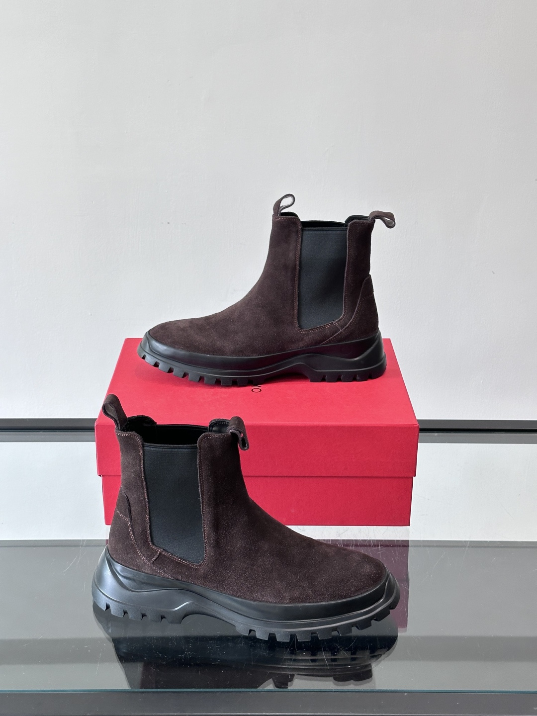 FERRAGAMO切尔西靴，超A这款切尔西鞋 配有厚大底，极简主义设计散发充满现代感的迷人魅力。进口皮面