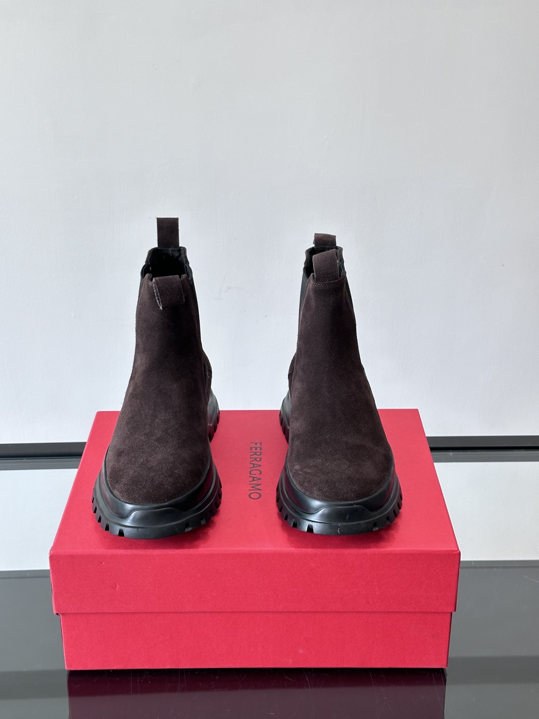 FERRAGAMO切尔西靴，超A这款切尔西鞋 配有厚大底，极简主义设计散发充满现代感的迷人魅力。进口皮面