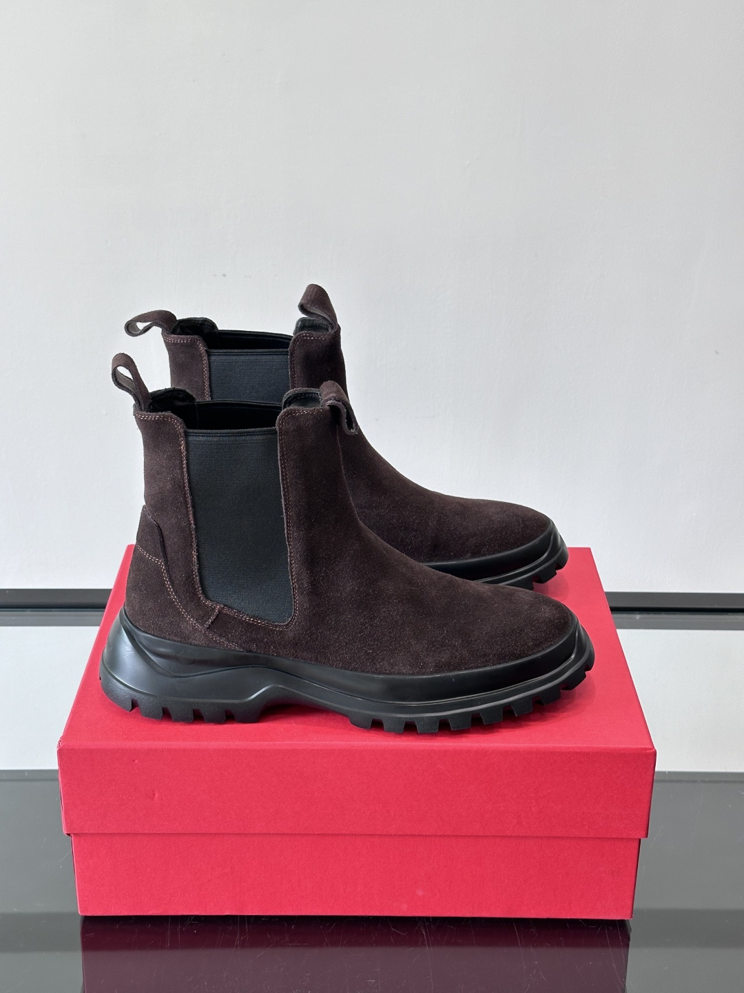 FERRAGAMO切尔西靴，超A这款切尔西鞋 配有厚大底，极简主义设计散发充满现代感的迷人魅力。进口皮面