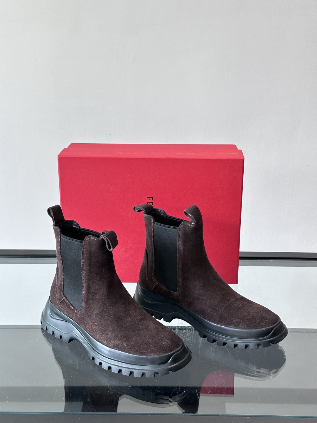 FERRAGAMO切尔西靴，超A这款切尔西鞋 配有厚大底，极简主义设计散发充满现代感的迷人魅力。进口皮面