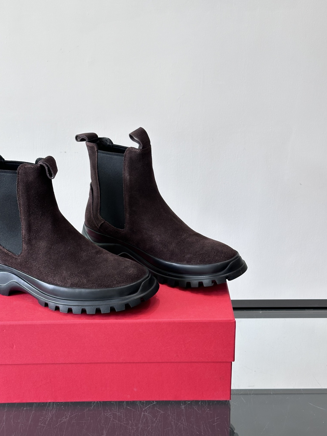 FERRAGAMO切尔西靴，超A这款切尔西鞋 配有厚大底，极简主义设计散发充满现代感的迷人魅力。进口皮面