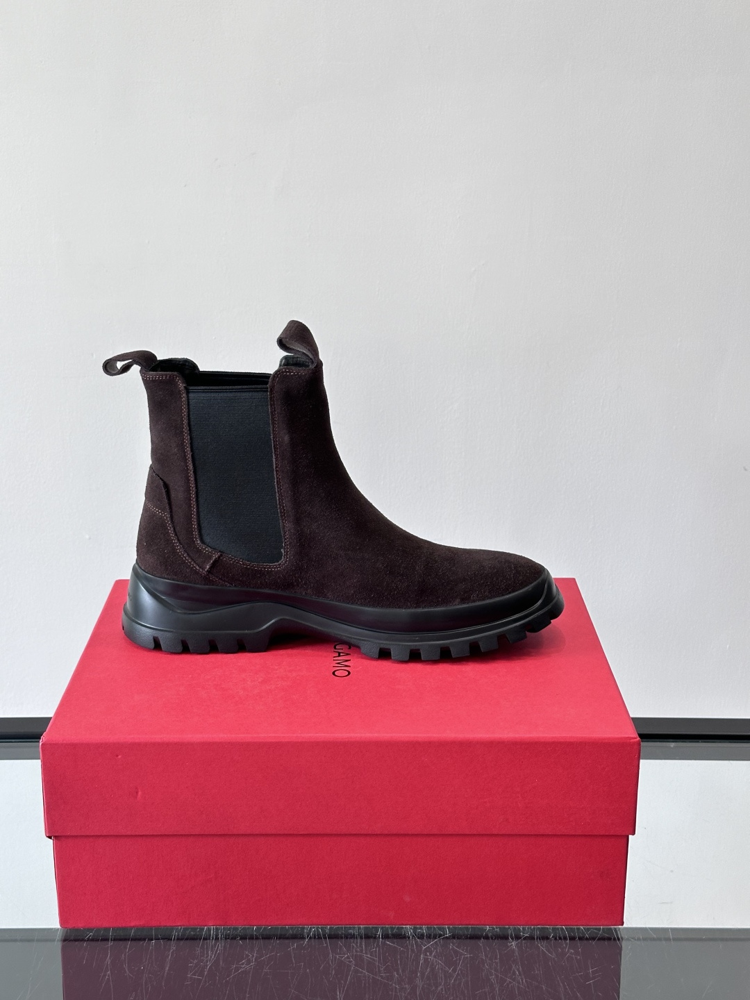 FERRAGAMO切尔西靴，超A这款切尔西鞋 配有厚大底，极简主义设计散发充满现代感的迷人魅力。进口皮面