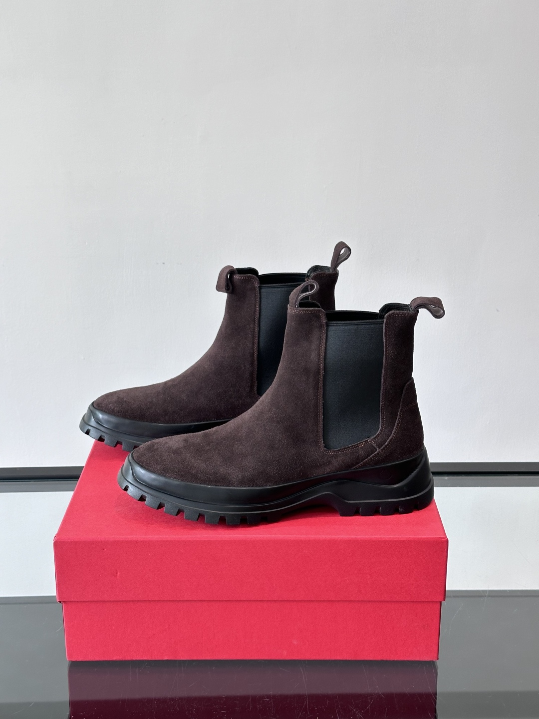 FERRAGAMO切尔西靴，超A这款切尔西鞋 配有厚大底，极简主义设计散发充满现代感的迷人魅力。进口皮面